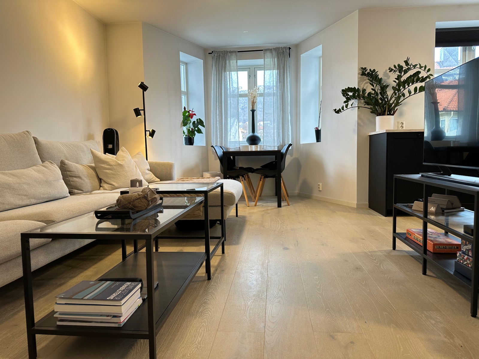 Sokkel leilighet med store åpne vindu og lyse overflater. Galleribilde