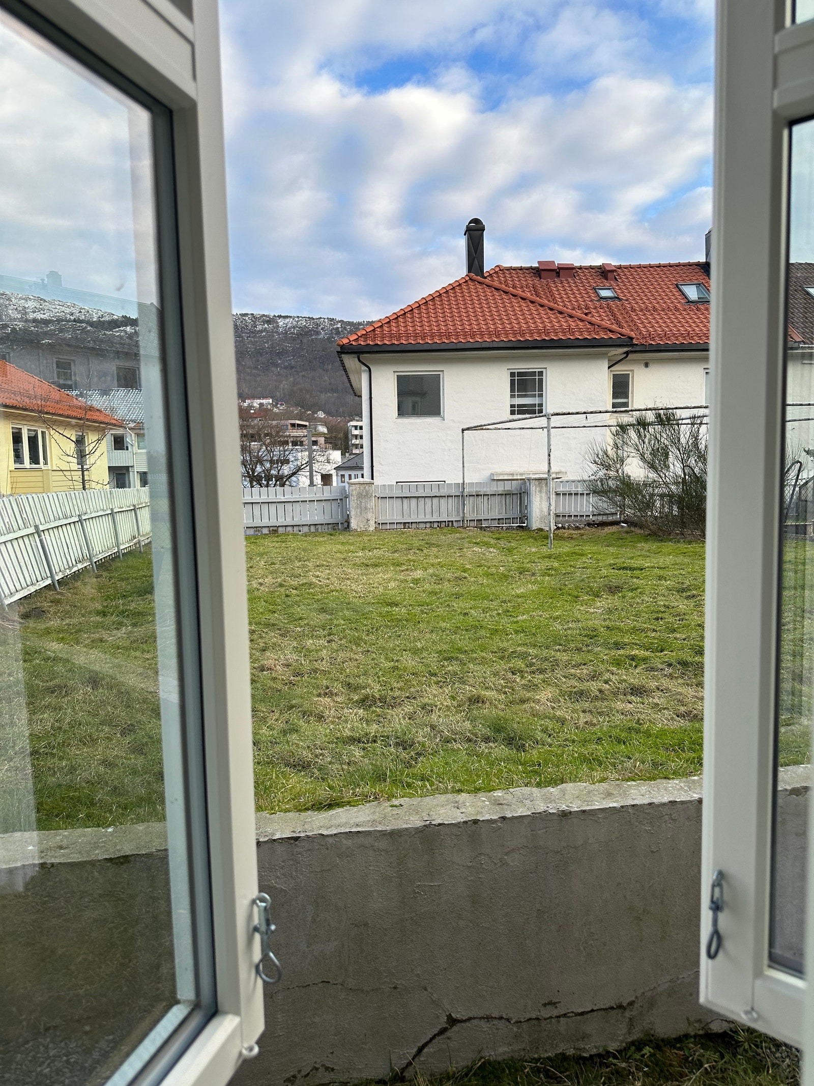 Vindu i karnapp, med utsikt til felles hage Galleribilde