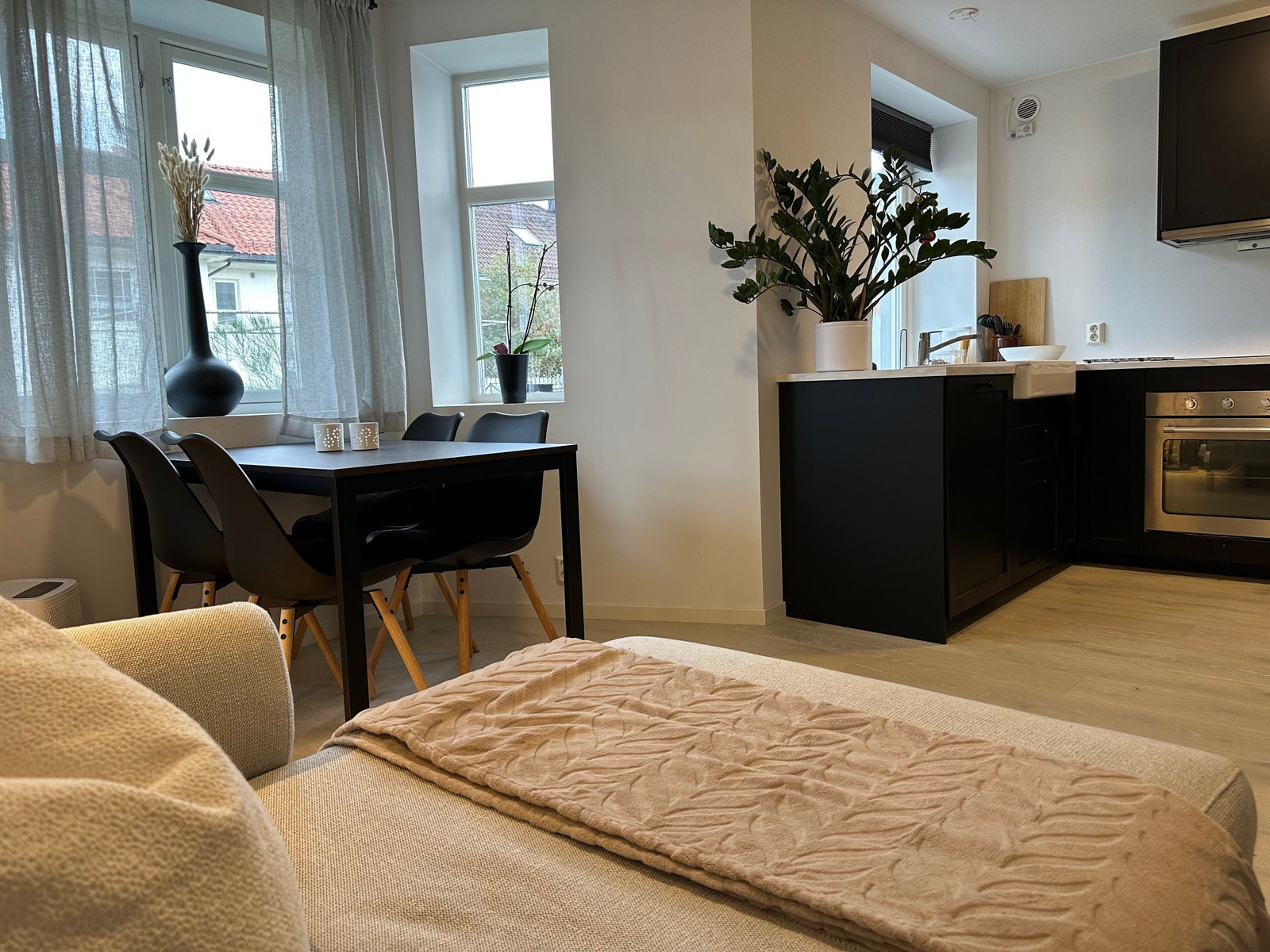 Åpen stue og kjøkken løsning med plass til både sofa og spisestue Galleribilde