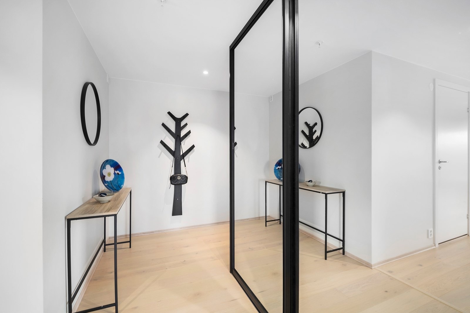 Velkommen inn i en romslig entré med stor skyvedørsgarderobe (stumtjener følger ikke med) Galleribilde