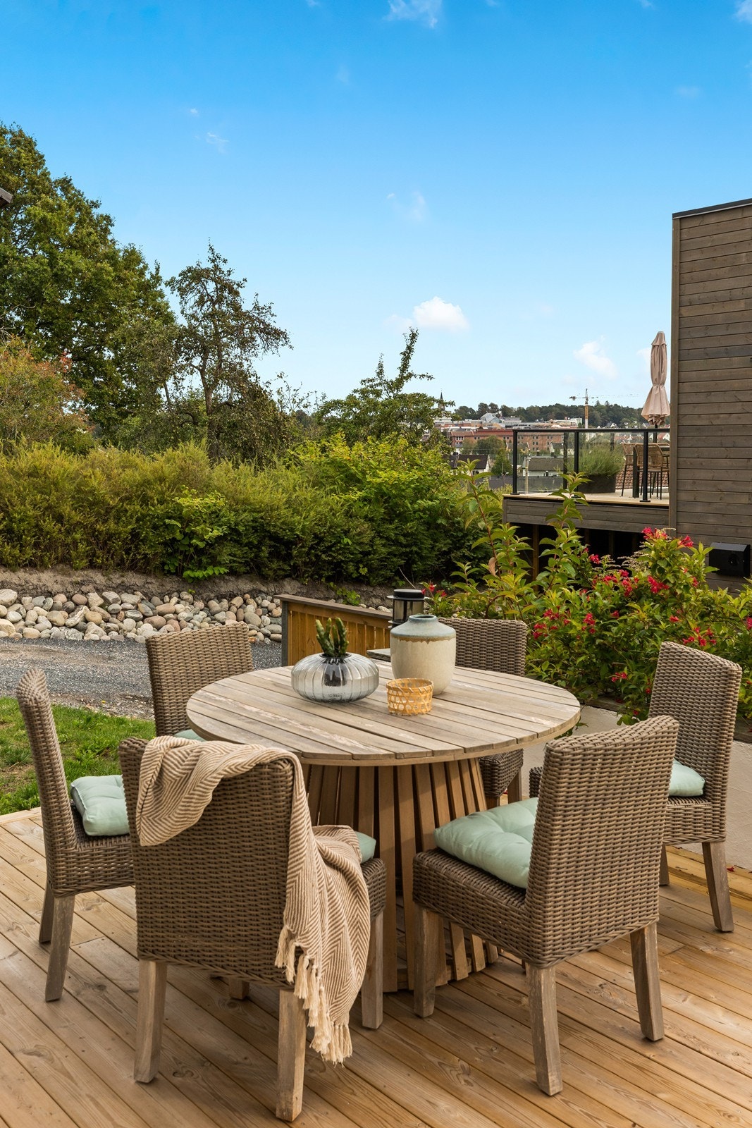 På terrassen kan man innta et hyggelig måltid i det fri Galleribilde