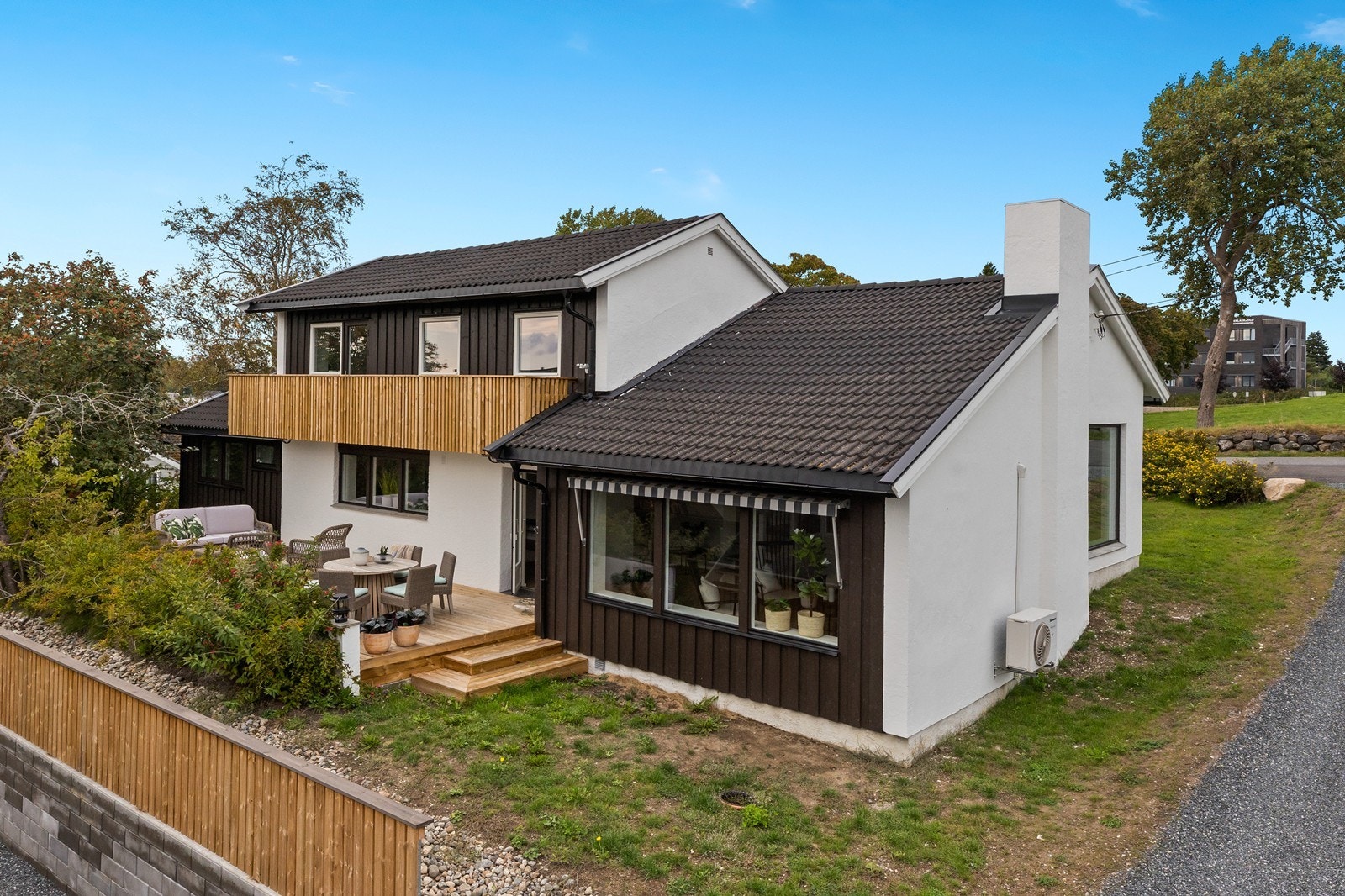 Boligen ble oppført i 1953, og bygningsmassen har blitt jevnlig vedlikeholdt. Nylig har det blitt bygget ny terrasse og lufteveranda Galleribilde