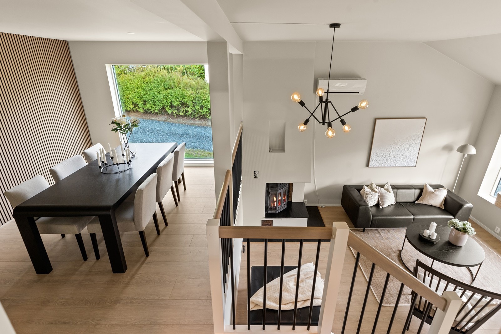 I spisestua er det et ekstra stort vindu, dette gir ekstra godt lysinnslipp Galleribilde