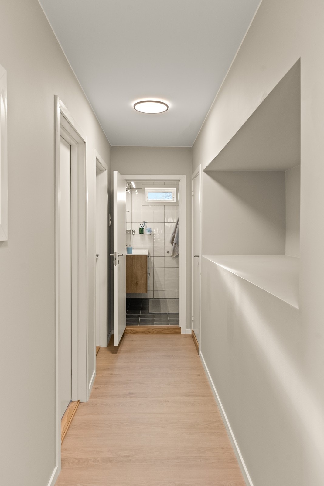 Lys og fin gang i 2. etasje med inngang til soverom og bad Galleribilde