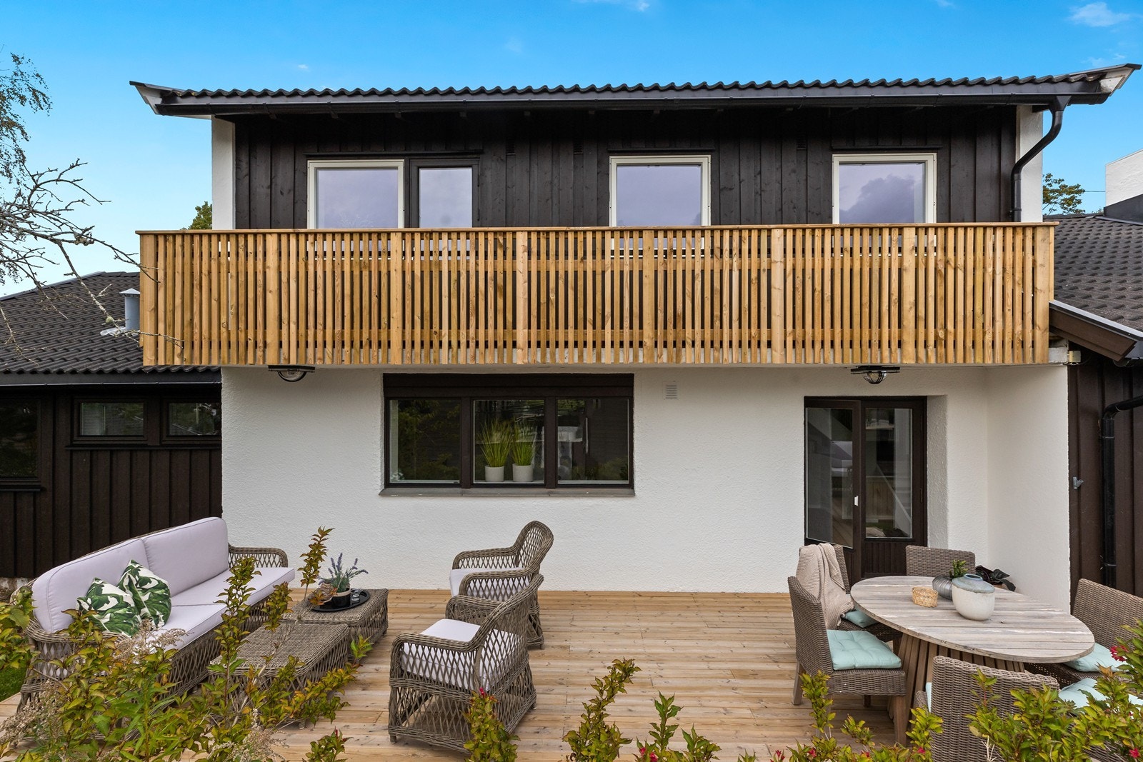 På terrassen er det plass til flere møbelgrupper. Veranda i 2. etasje er også nybygd Galleribilde
