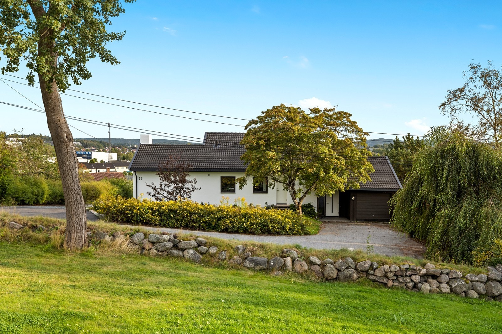 Fasade og innkjørsel sett i fra prestegården Galleribilde