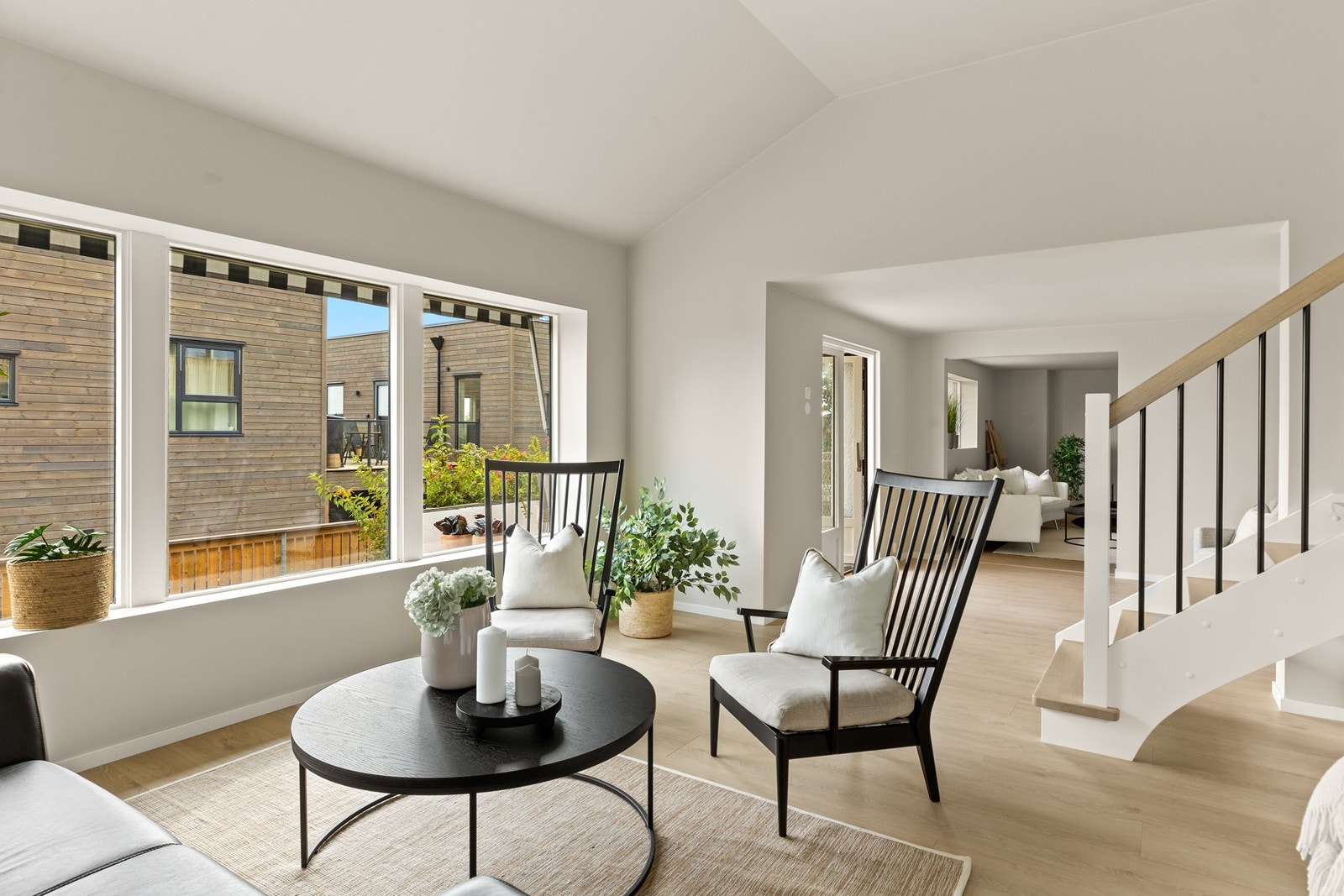 Den delvis åpne løsningen skaper fin flyt mellom rommene Galleribilde