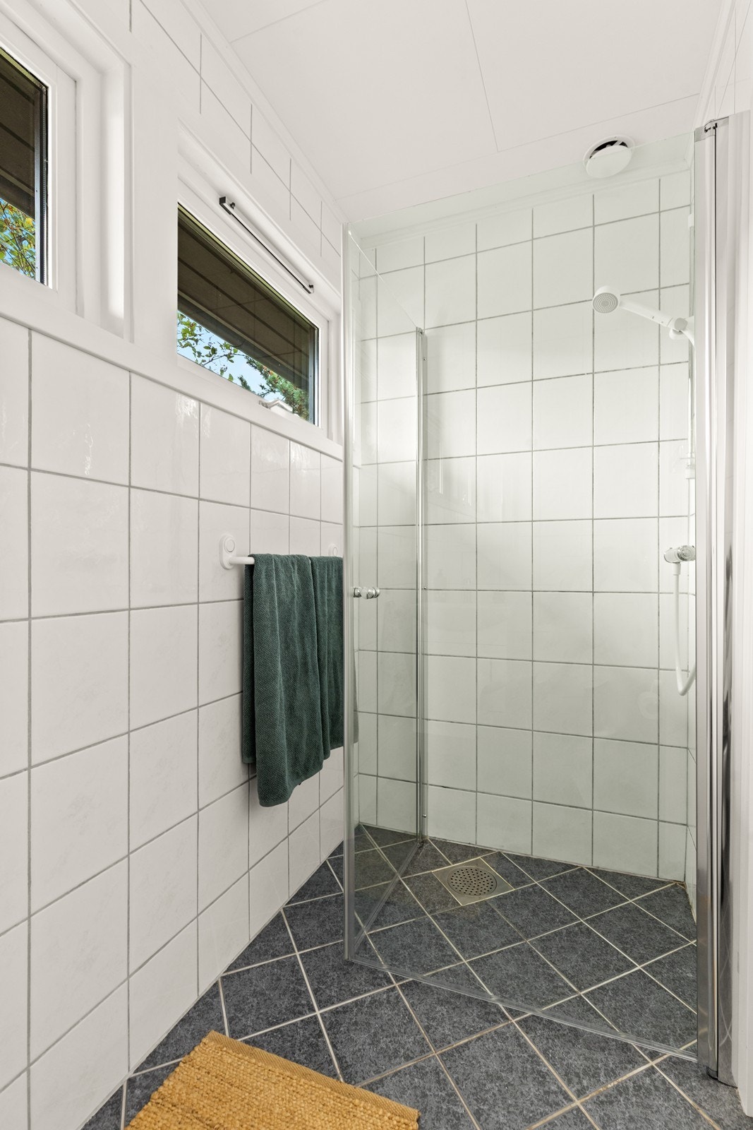 Baderommet i 1. etasje er også klassisk flislagt, og er utstyrt med dusjhjørne Galleribilde