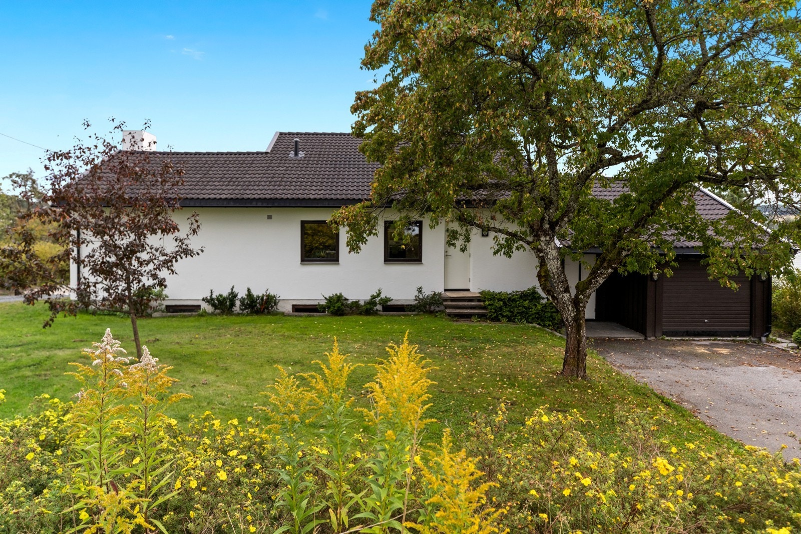 Boligen har en blanding av mur og stående kledning, og det er integrert garasje med plass til en bil. Eiendommen ligger på stor, barnevennlig tomt, på hele 1107.3 m² Galleribilde