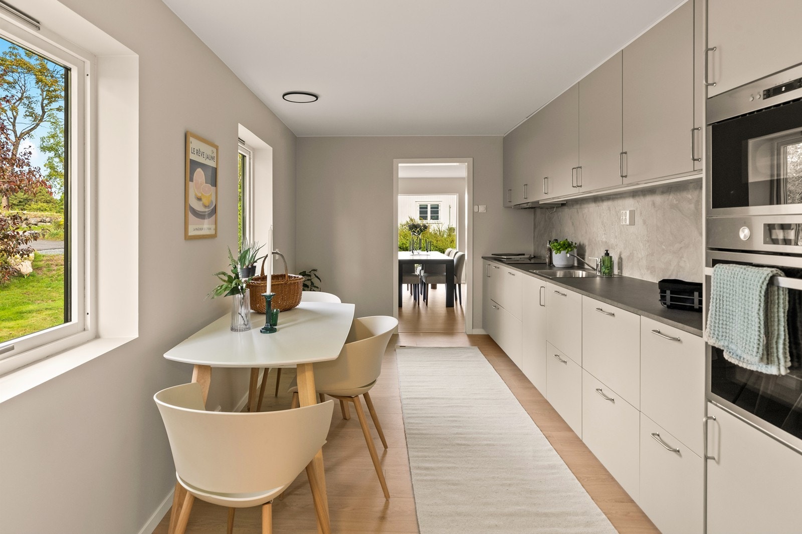 Det er integrerte hvitevarer. Kjøkkeninnredning og hvitevarer har ikke vært i bruk, siden det ble satt inn Galleribilde