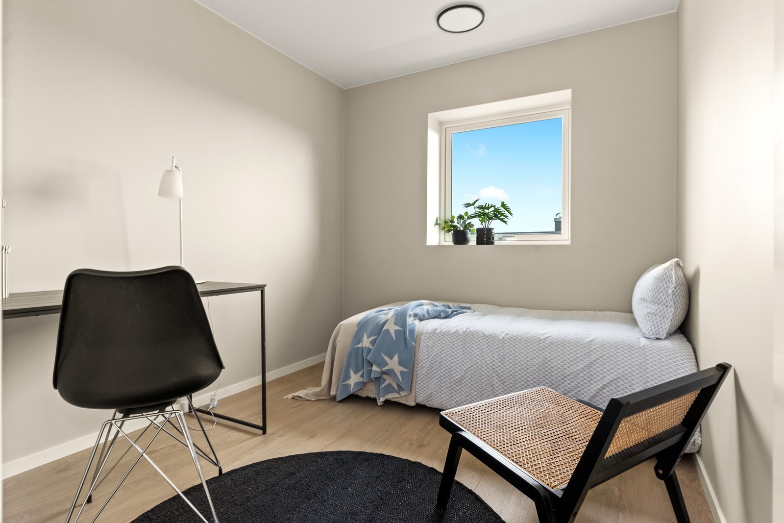 Soverom 2 i 2. etasje, også med lyse, slette overflater og med plass til seng og skrivebord Galleribilde