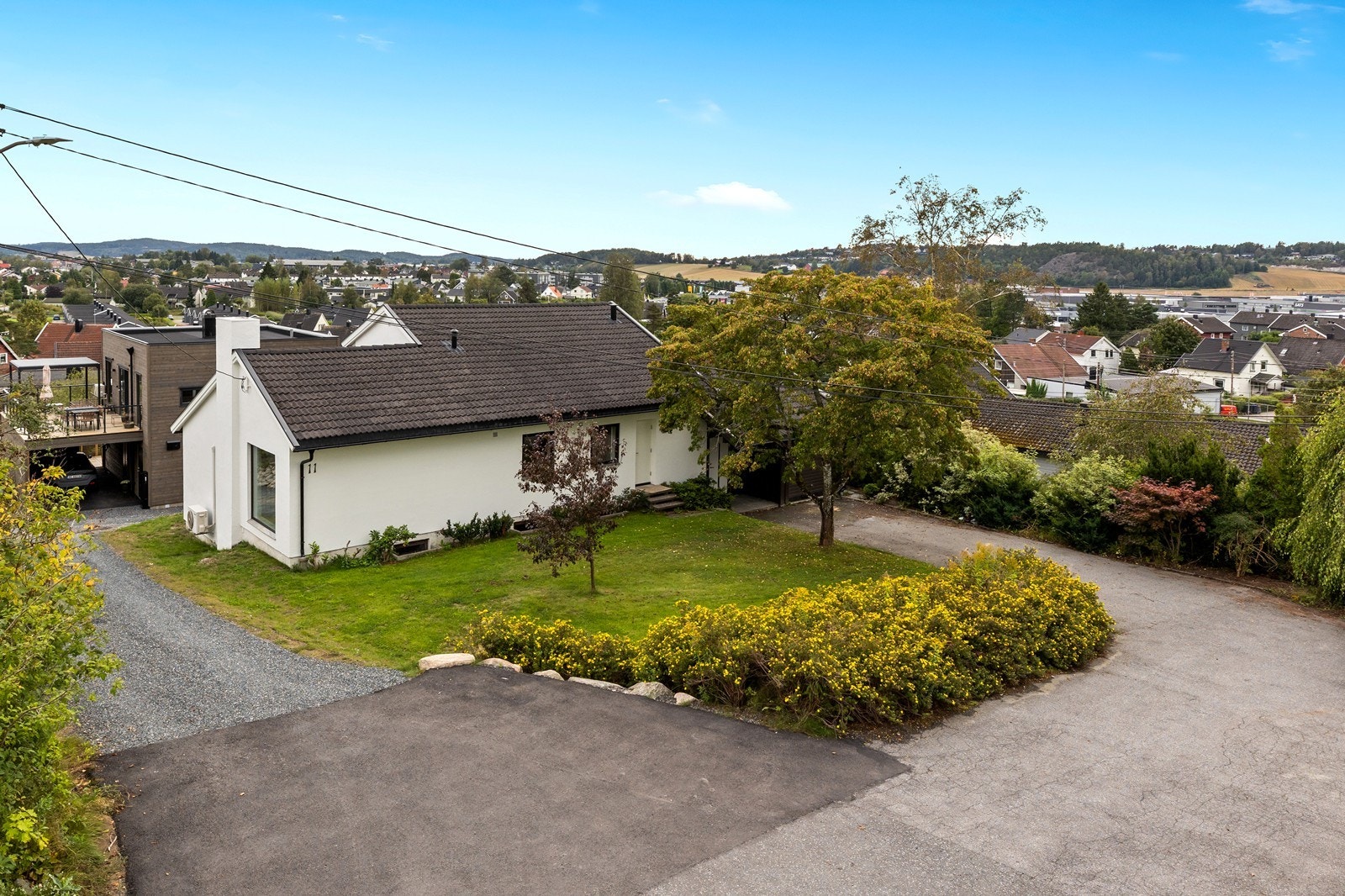 Det er tinglyst veirett over eiendommen for atkomst til to nyoppførte eneboliger i kjede med adresse Prestegårdsveien 13 og 15. Innkjørsel til boligen er asfaltert og det er plass til flere biler Galleribilde