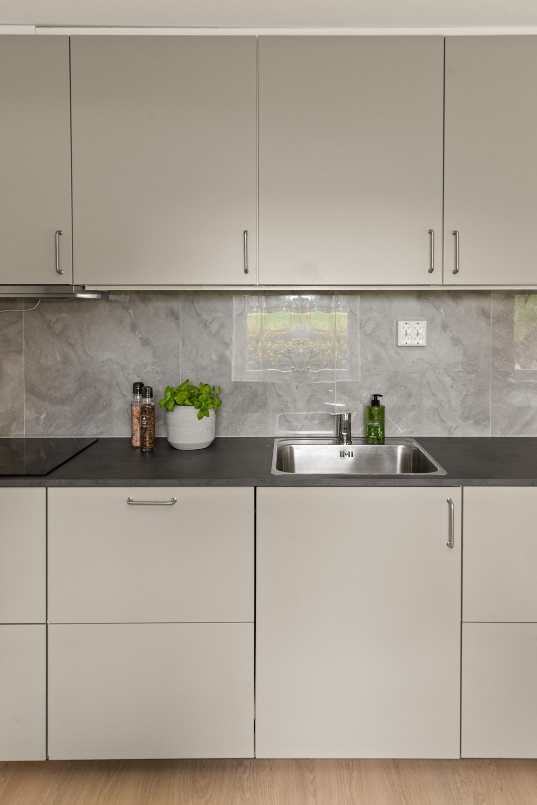 På kjøkkenet er det en ny, stilren innredning med slette fronter og laminert benkeplate Galleribilde