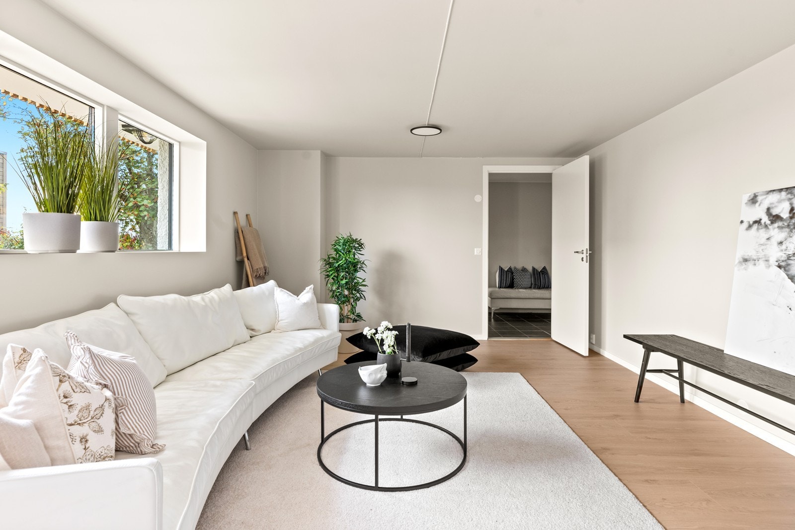 Stue 1 har flere møblerings- og bruksmuligheter. Det er blant annet plass til en større salong Galleribilde