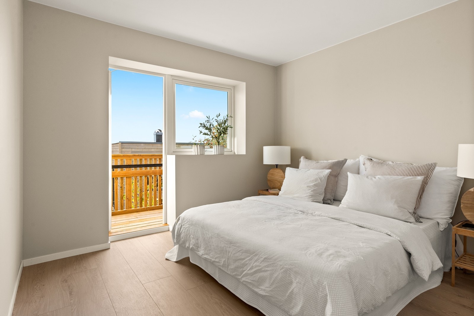 Boligens hovedsoverom i 2. etasje har de samme lyse, fine overflatene som øvrige rom, med utgang til luftverandaen. Det er plass til en stor dobbeltseng med tilhørende nattbord Galleribilde