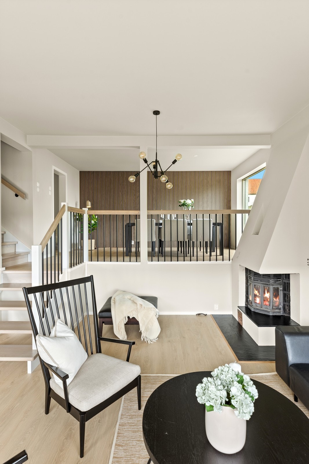 Boligen har en spennende arkitektur med nivåforskjeller på rommene Galleribilde