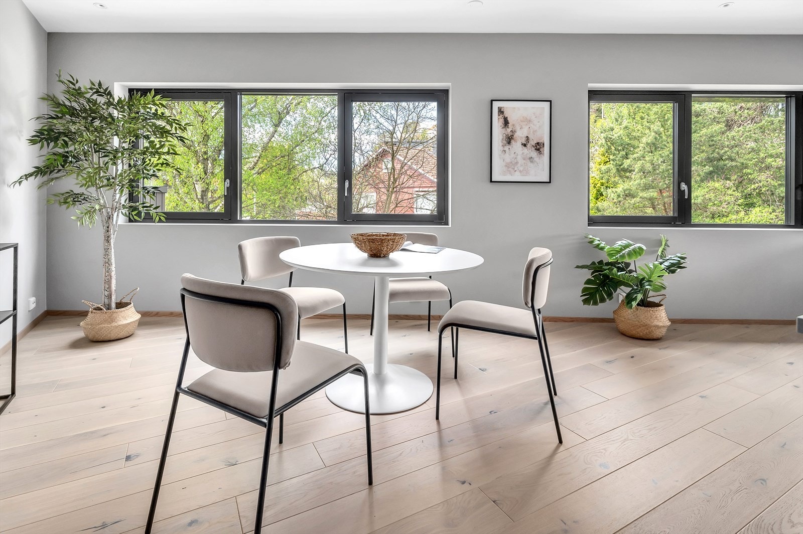 Stuen har en flott skråvegg med flere vindusflater som blir et blikkfang i rommet. Galleribilde