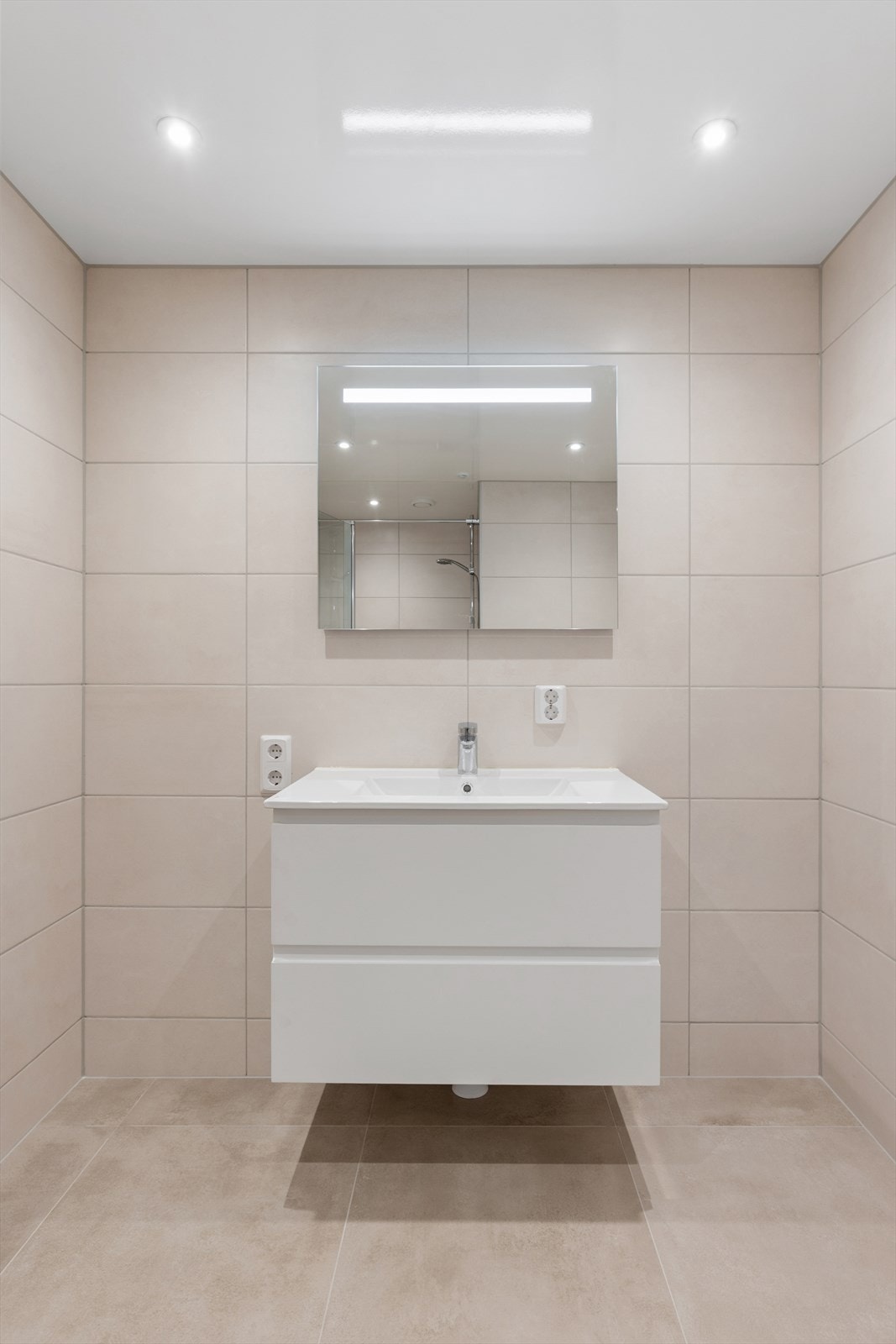 Rommet har balansert ventilasjon og tilluft via spalte ved dør. Opplegg til vaskemaskin. Galleribilde