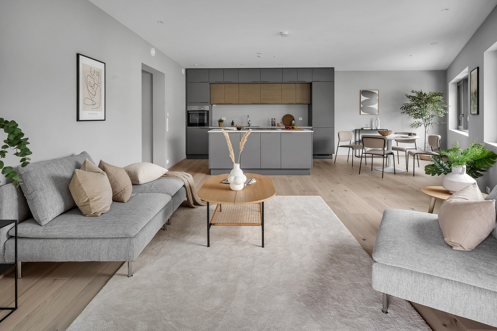 Kjøkken og stue ligger i åpen løsning med plass for både sofagruppe og spisebord. Galleribilde