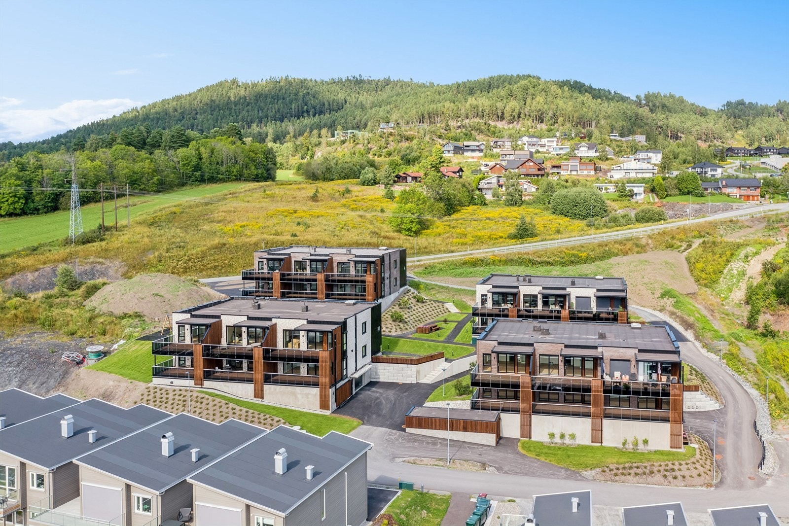 Lauvtjern Terrasse ligger nydelig til i solhellinga som vender mot Hokksund der du finner både jernbanestasjon for tog og buss, bank, apotek, vinmonopol, offentlige kontorer samt alle handels- og servicetilbud du måtte ha behov for. Galleribilde