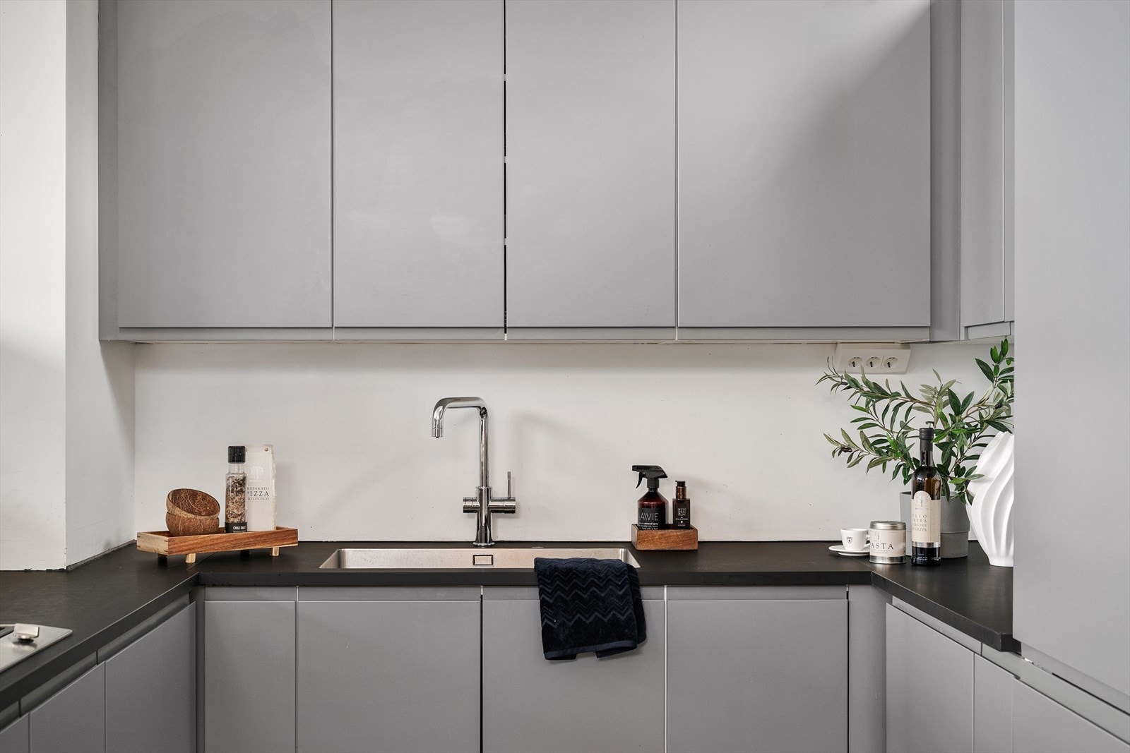 Stilrent og moderne kjøkken med glatte fronter, god arbeidsflate og gjennomført materialvalg. Galleribilde