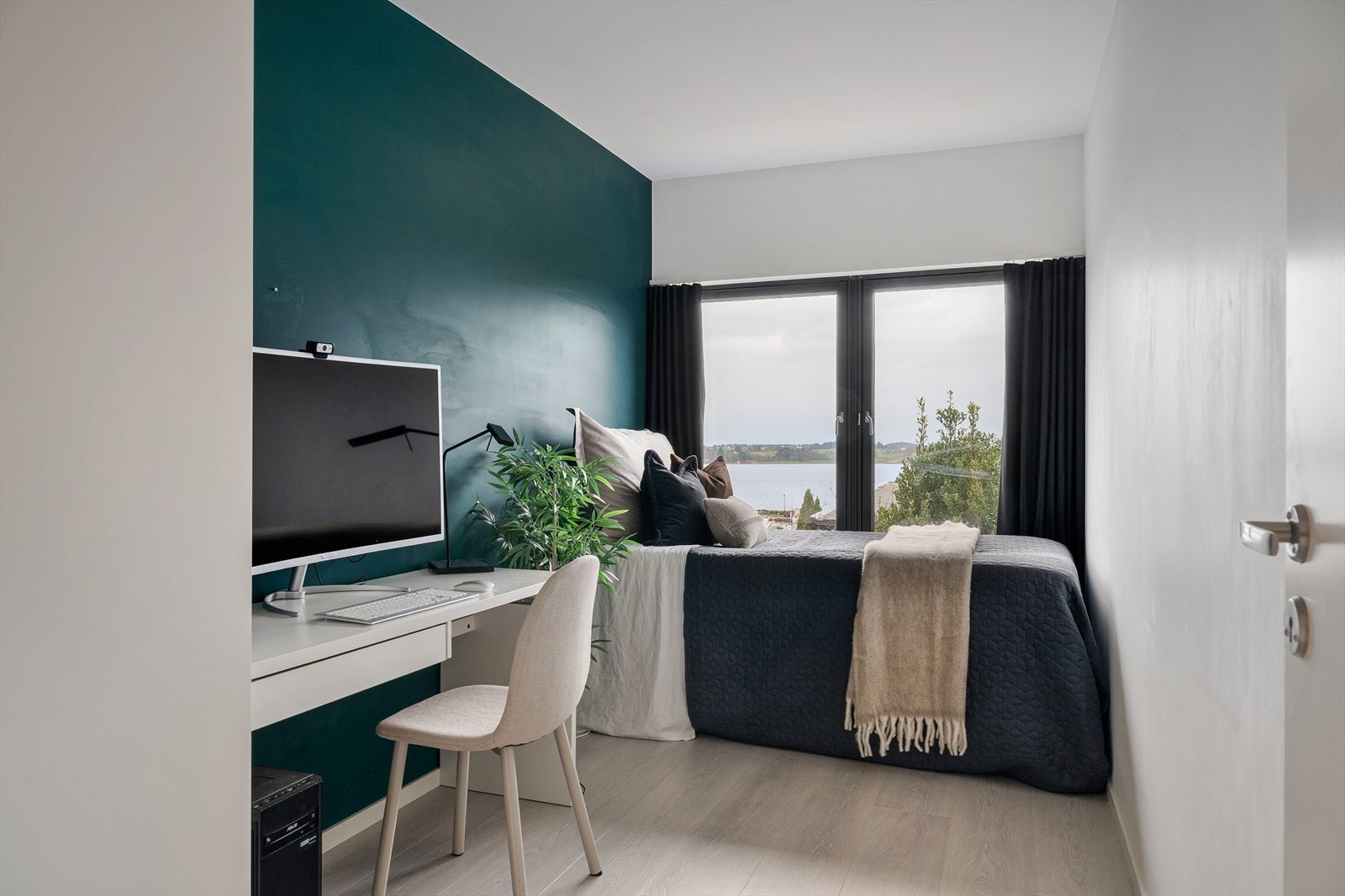 Soverom med praktisk kontorplass og store vindusflater som gir flott utsikt og naturlig lys. Galleribilde