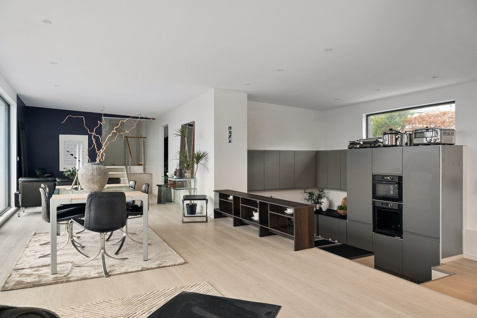 Åpen og romslig kjøkkensone med sømlig overgang til stue og spiseområde - perfekt for sosial matlaging. Galleribilde