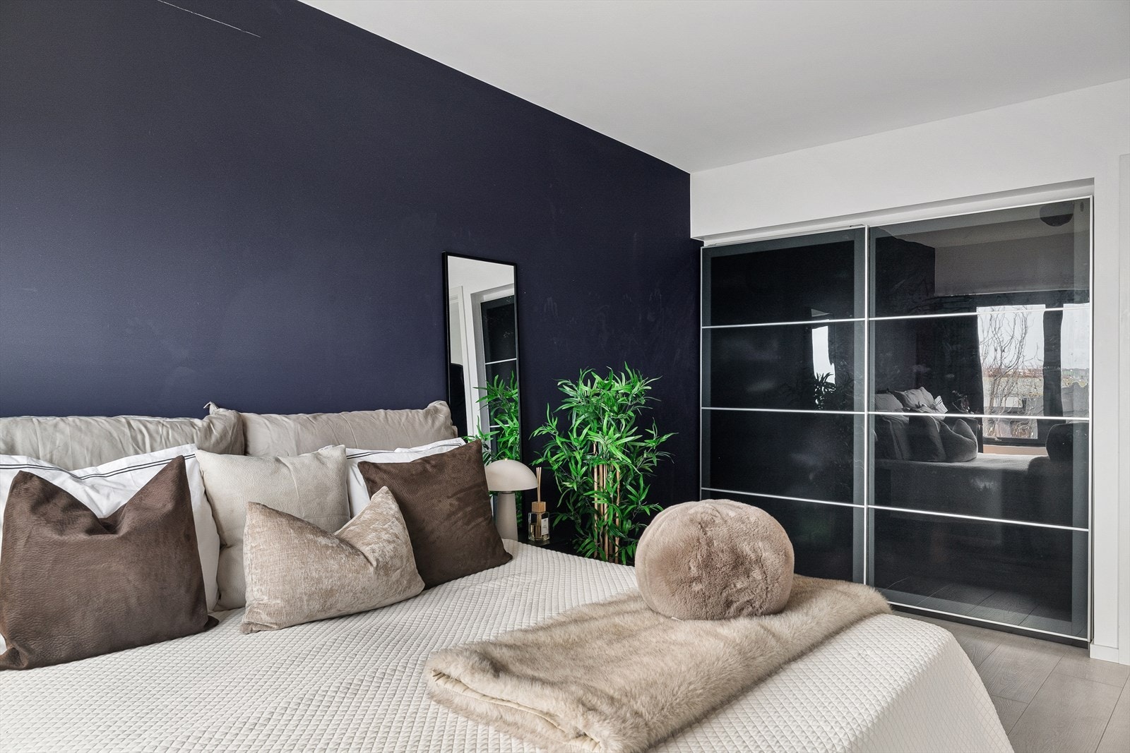 Godt med oppbevaringsplass på soverommet. Galleribilde