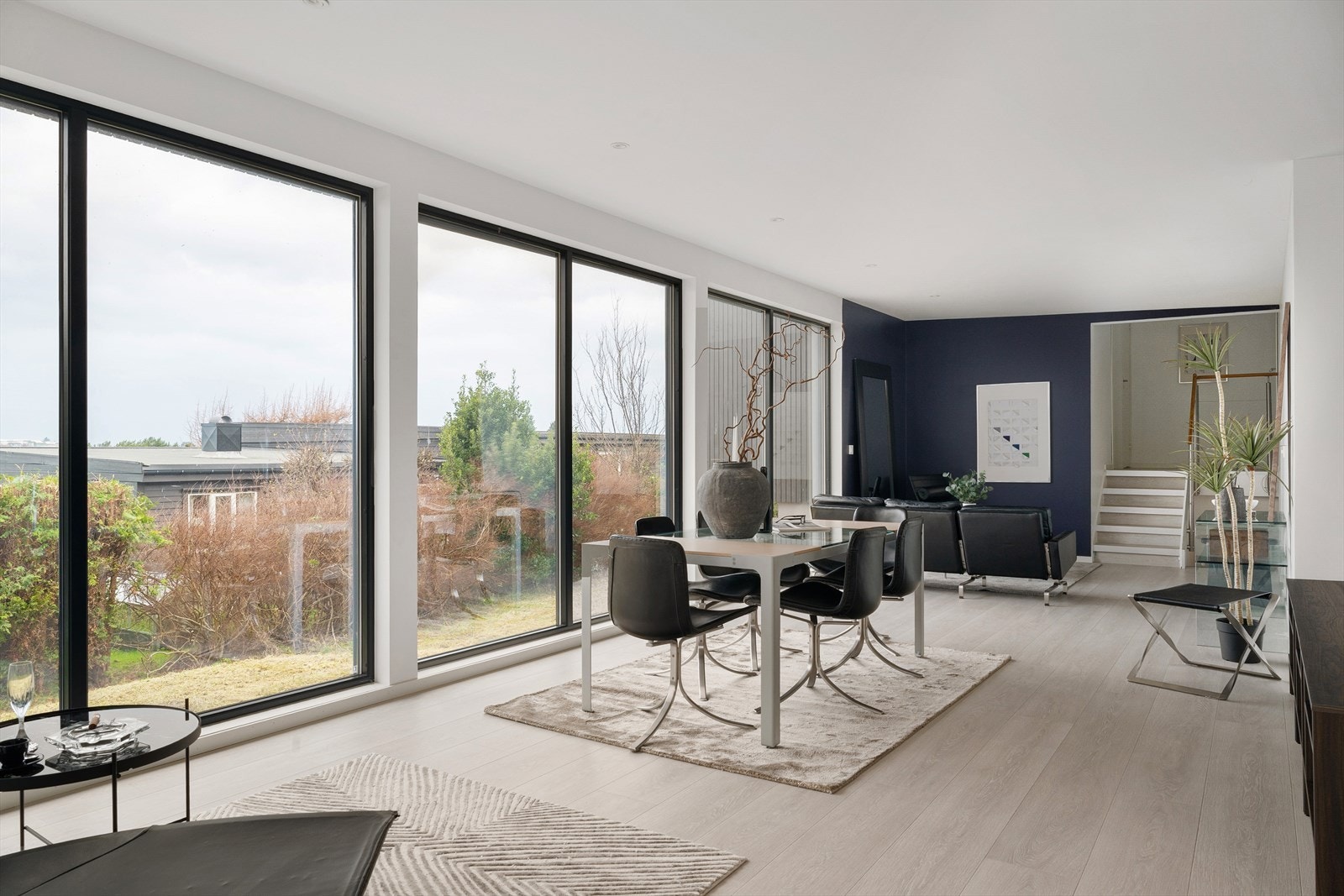 Nydelig stue med god plass til både spisebord og sofagruppe. Galleribilde