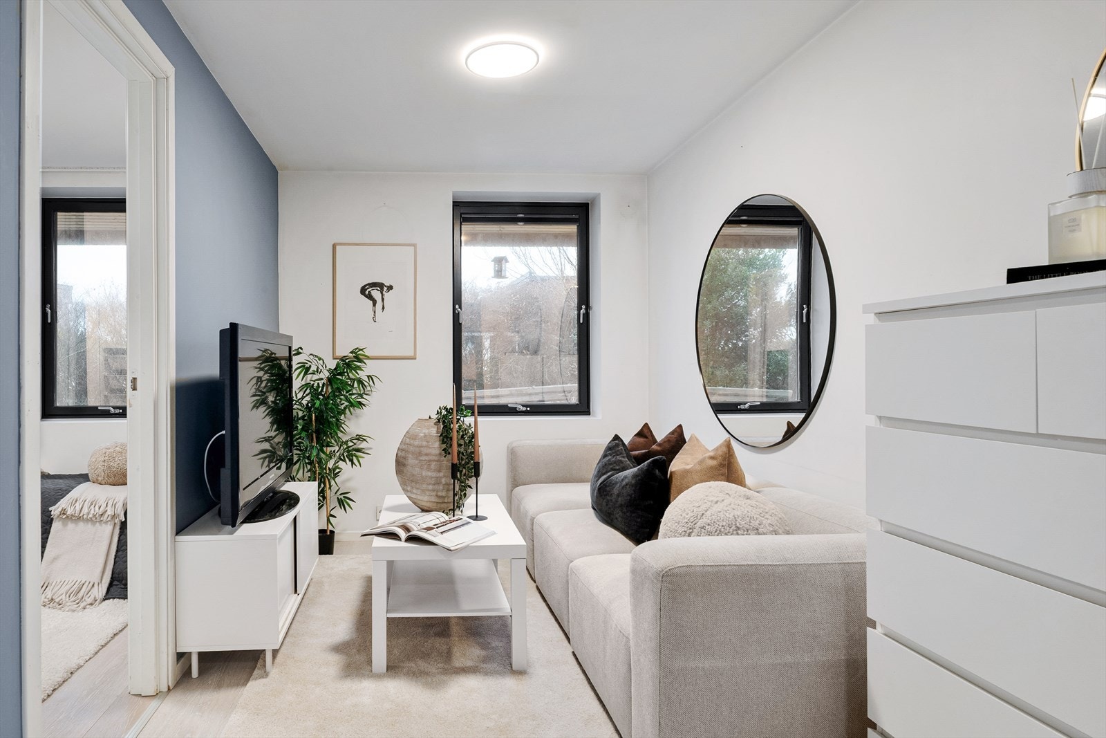 Deler av kjelleren innredet med egen inngang til entré, åpen stue/kjøkkenløsning, soverom og bad/vaskerom. Det gjøres spesielt oppmerksom på at de innredede rommene ikke er godkjent som rom for varig opphold. Galleribilde