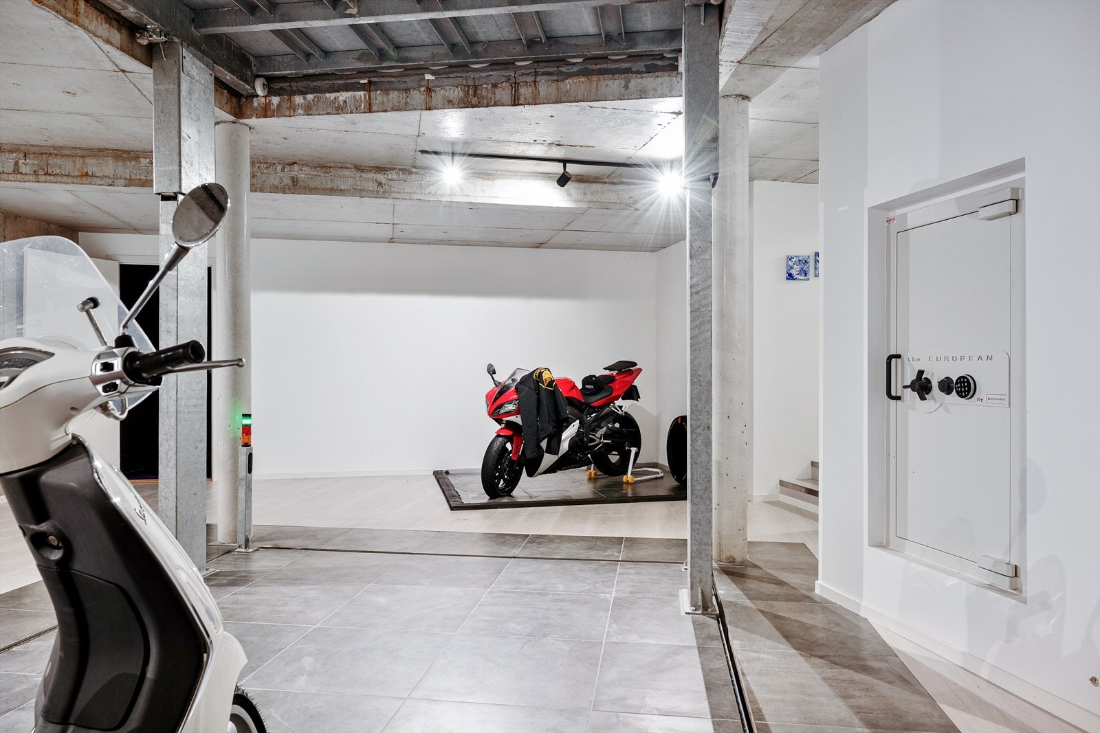 Kjelleren er etablert som saferom og sikret med sikkerhetsdør i kategori 4. Galleribilde