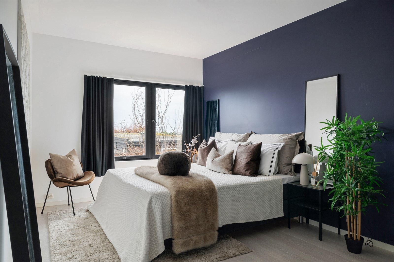 Romslig hovedsoverom med elegante farger, gode møbleringsmuligheter og store vinduer. Galleribilde