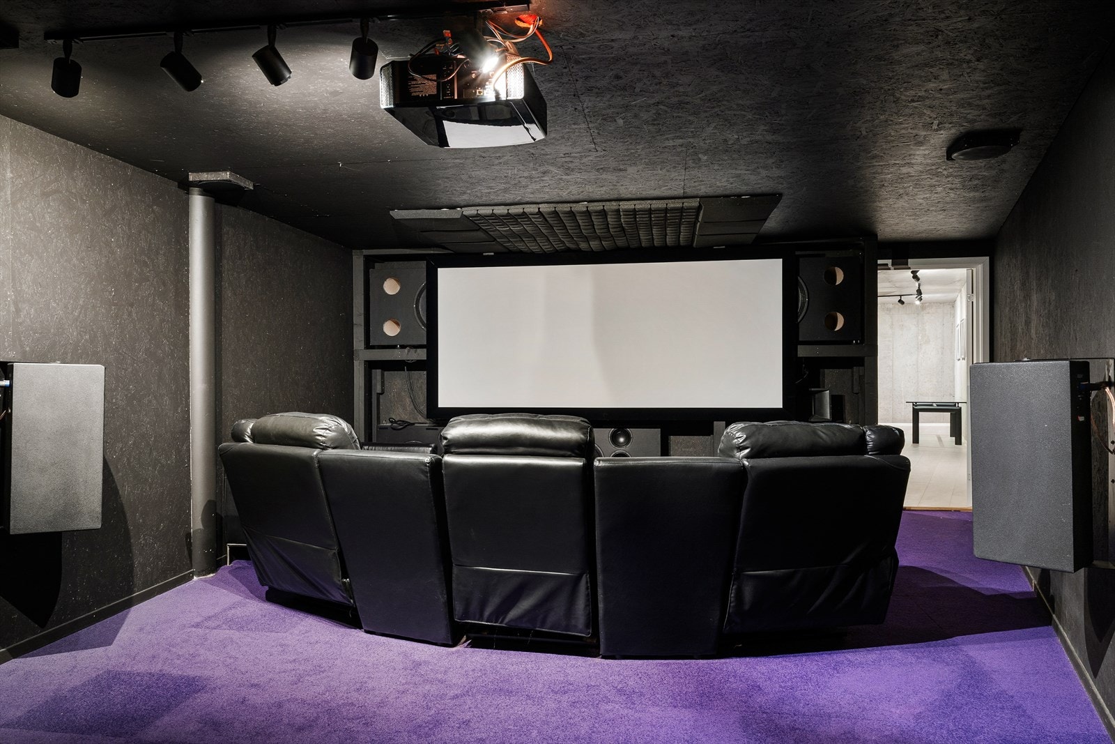 Kinorommet er tilrettelagt med full Atmos-lyd for en førsteklasses kinoopplevelse. Galleribilde