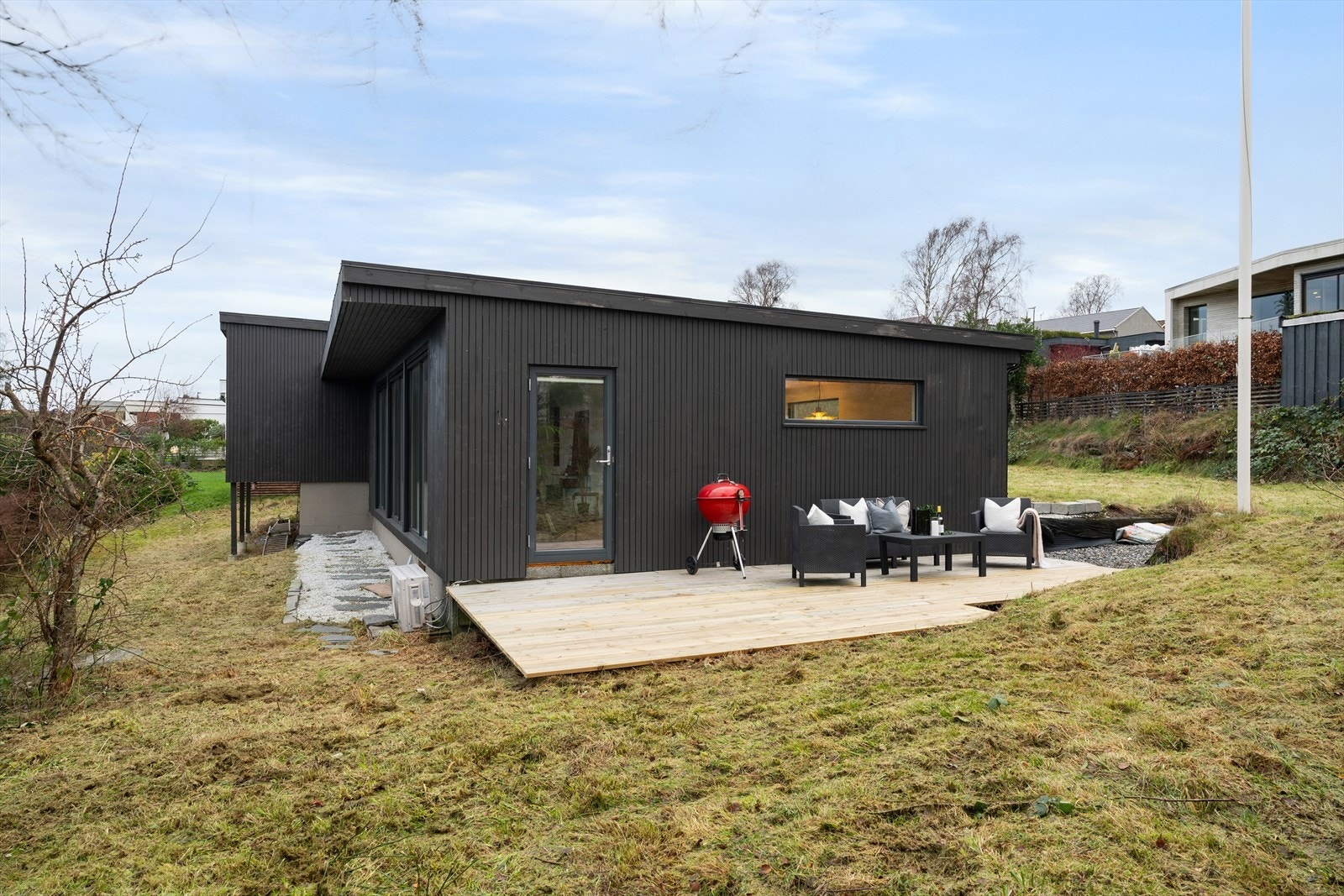 Skjermet uteplass med terrasse og gode solforhold. Galleribilde