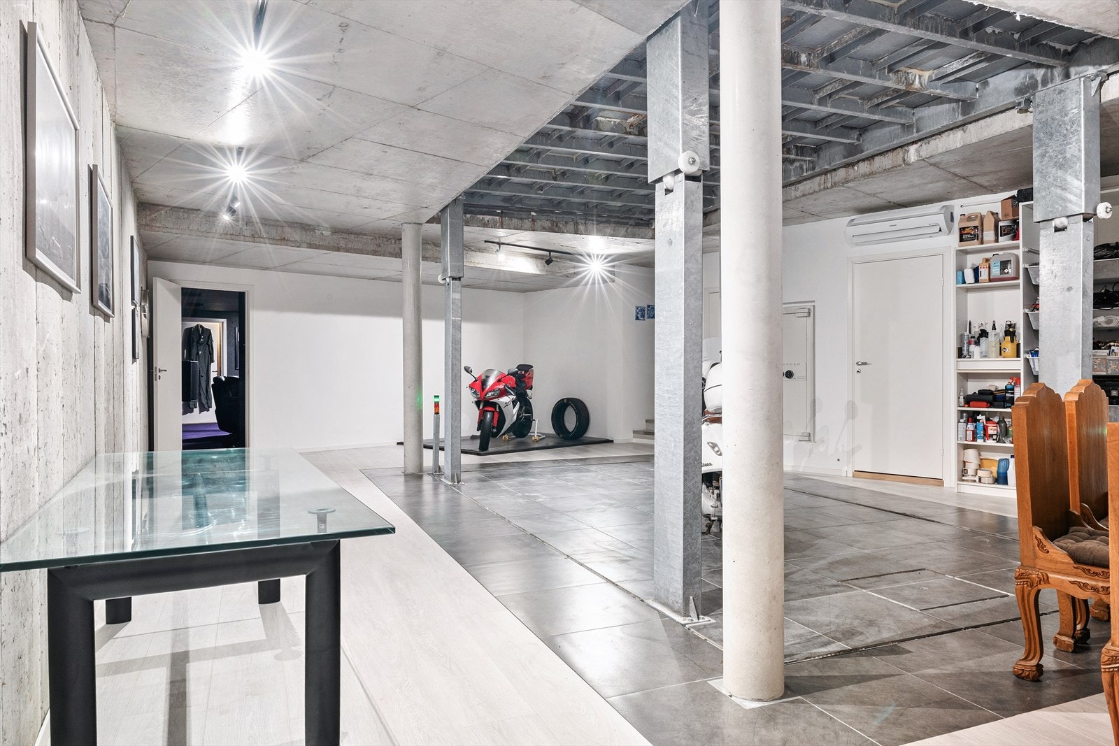 Eksklusiv og sjelden løsning med elektrisk bilheis som løfter bilen direkte inn i underetasjen. En praktisk og imponerende detalj som gir eiendommen et unikt preg. Galleribilde