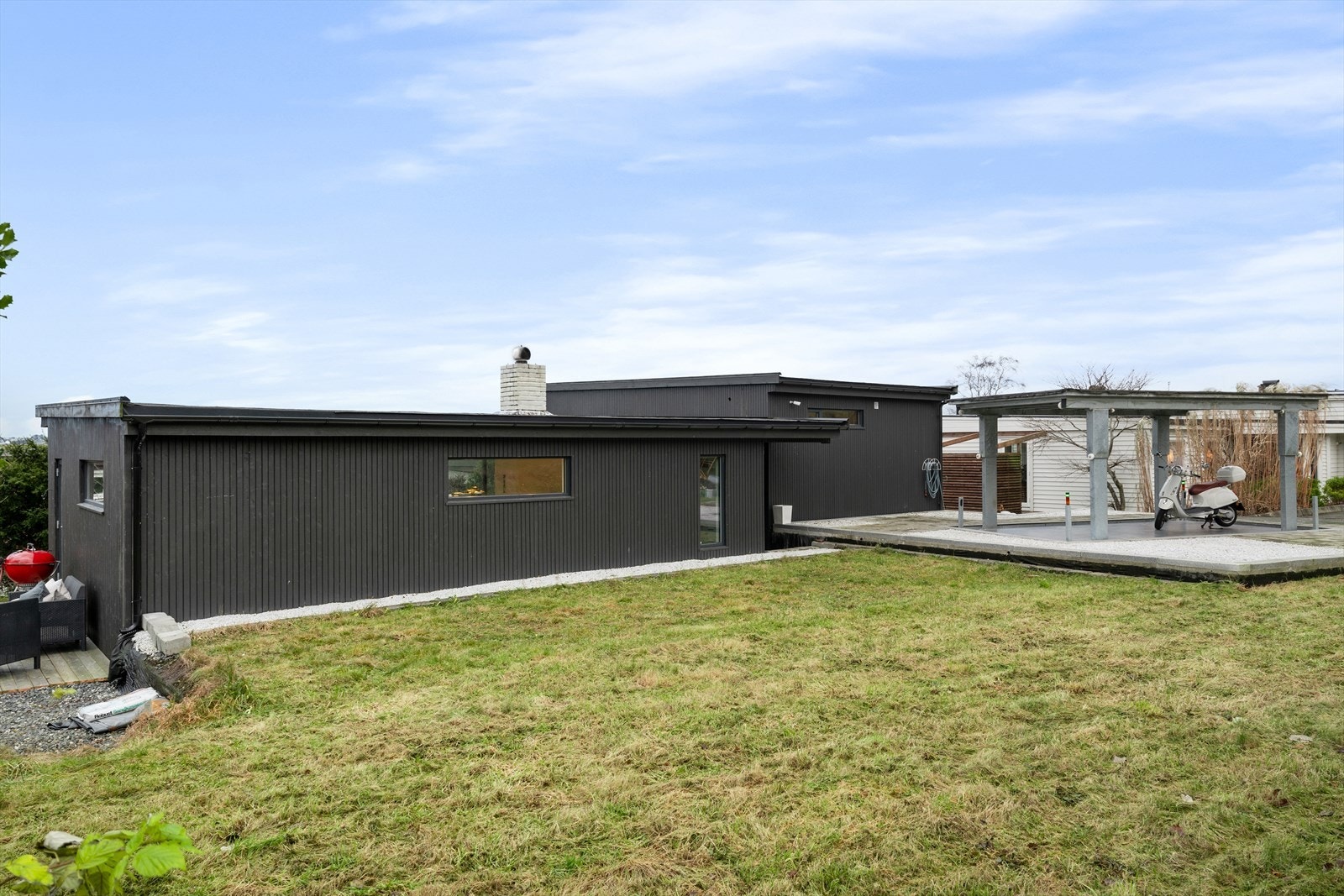 Den store uteplassen og underjordisk garasje med integrert bilheis gir boligen et eksklusivt og svært praktisk preg. Galleribilde