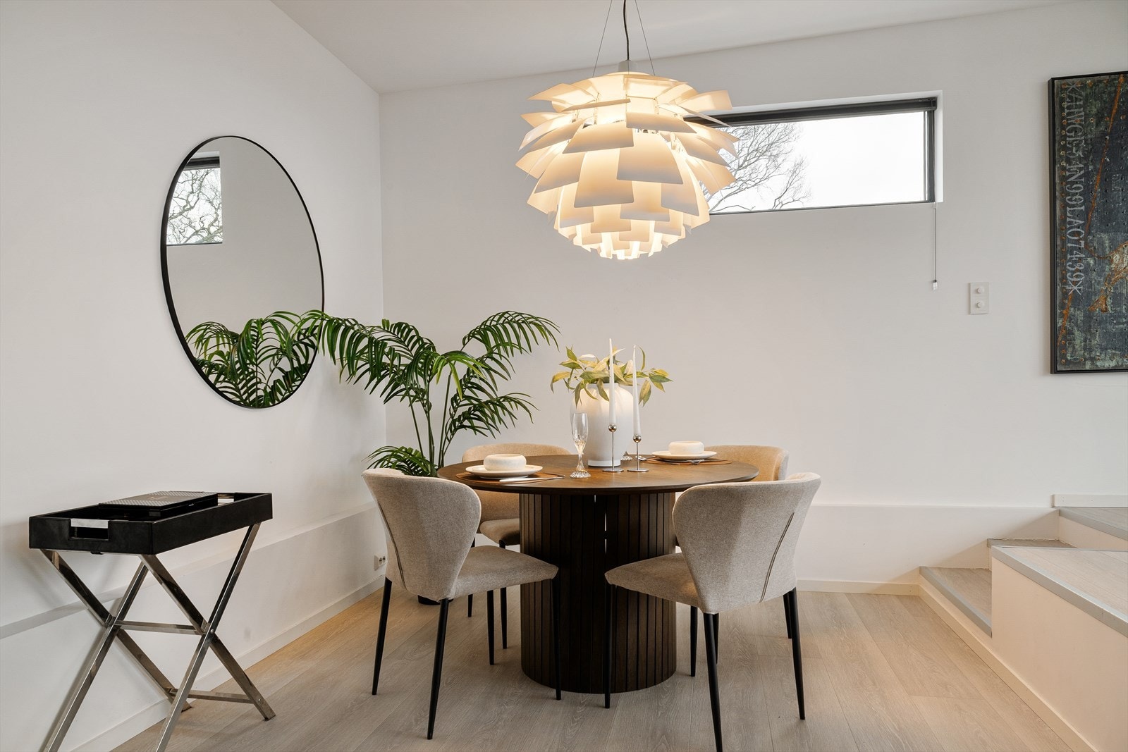 Stilfull og intim spise sone med elegant belysning. Galleribilde