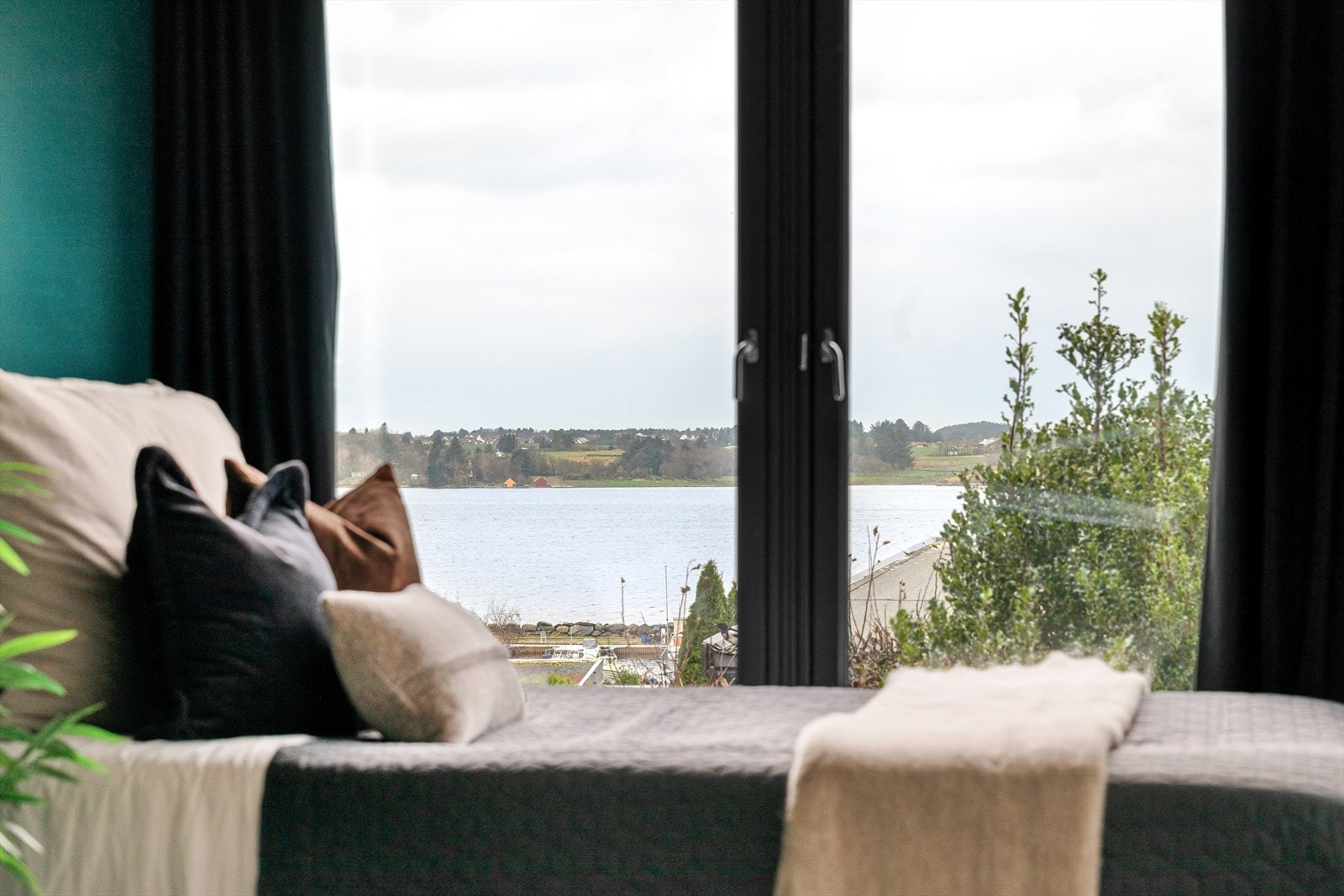 Herlig utsikt fra soverommet utover Hafrsfjord. Galleribilde