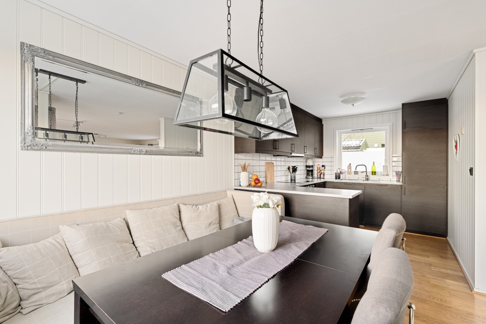 Spisestue og kjøkken har et samlet areal på 15 kvm. Galleribilde