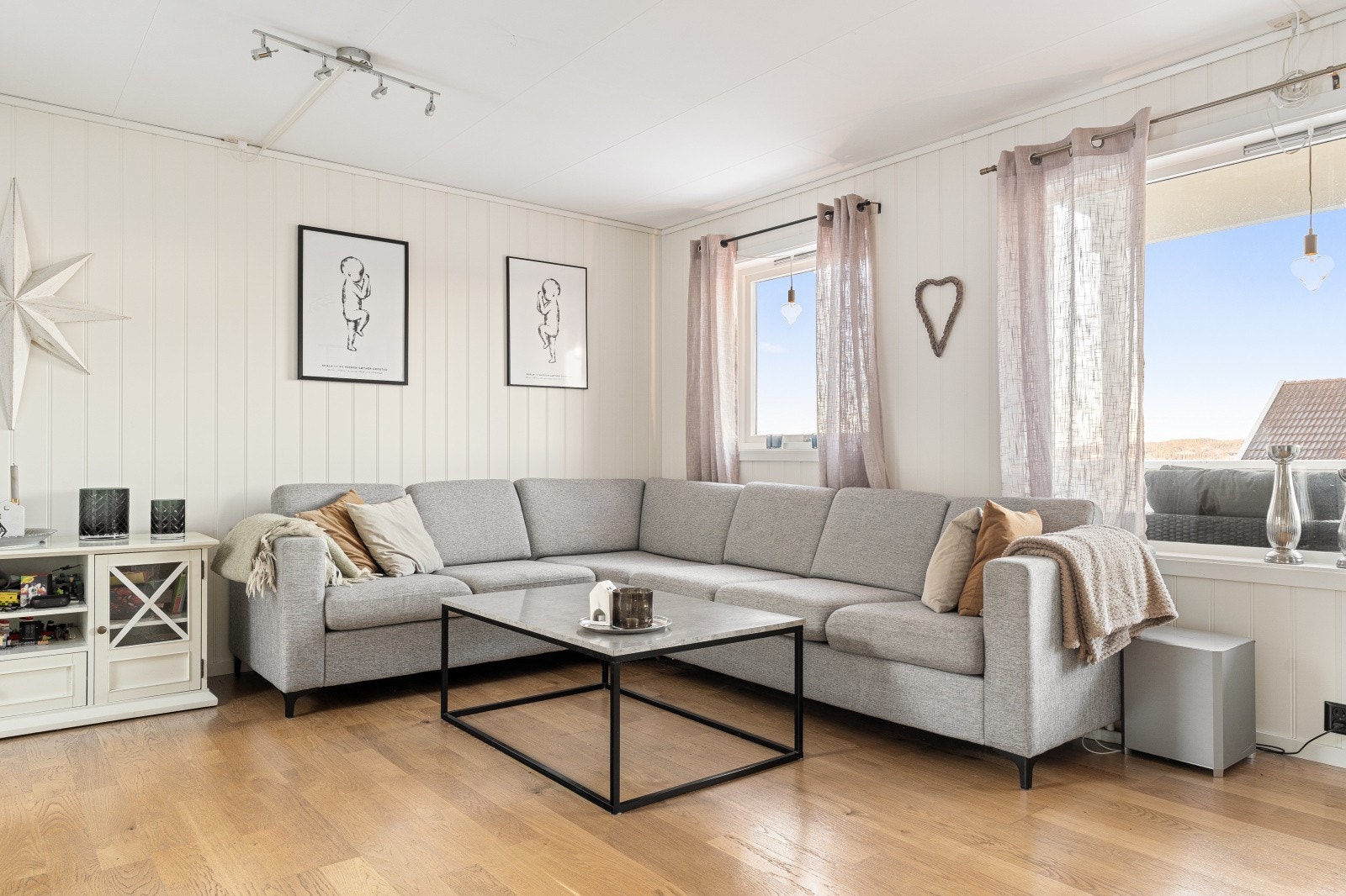 Boligen varmes opp via elektrisitet og vedfyring. Galleribilde