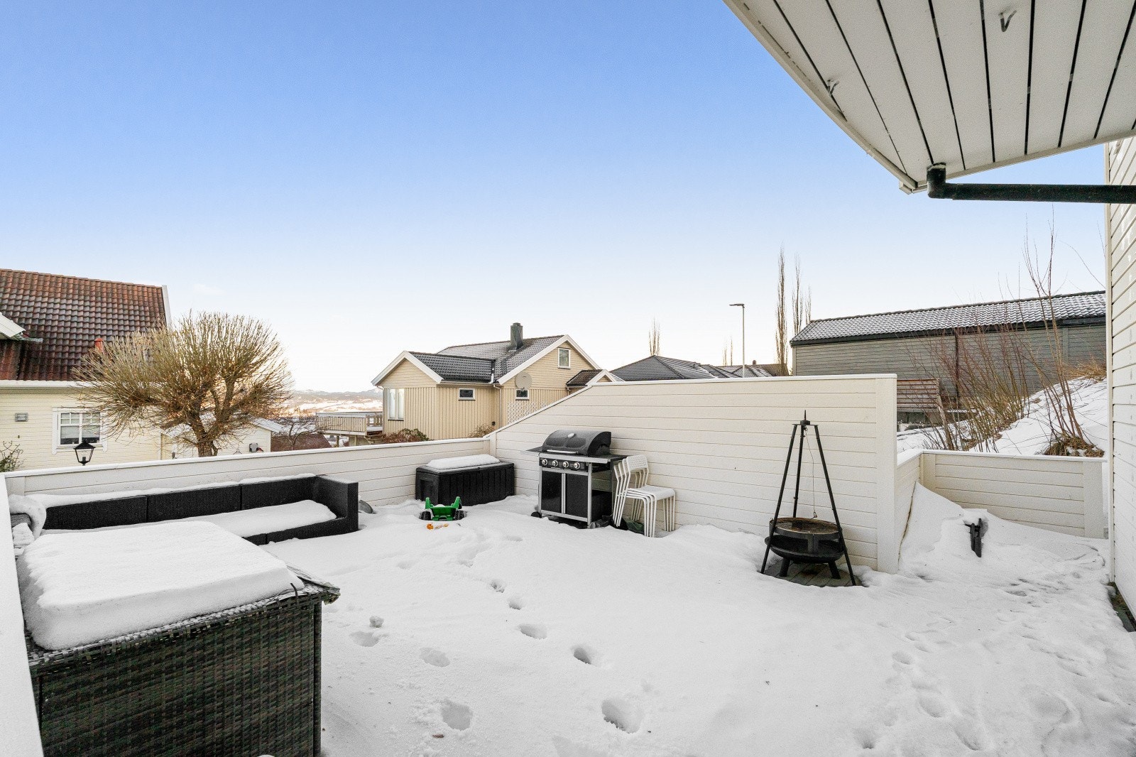 På framsiden av huset har du en svært romslig terrasse på 40 kvm! Galleribilde