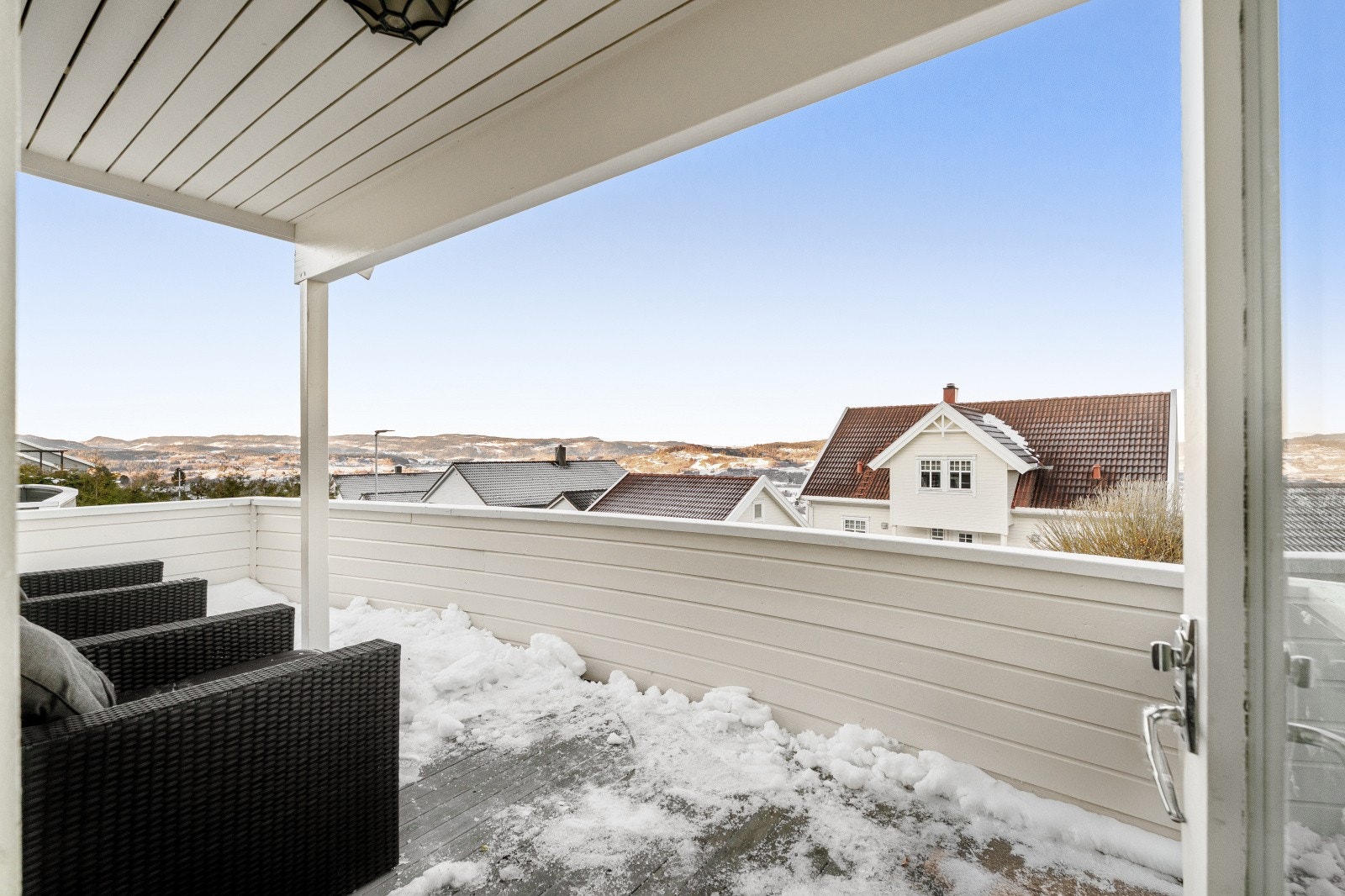 Fra stuen har du utgang til en sørvestvendt balkong med herlige sol- og utsiktsforhold. Galleribilde