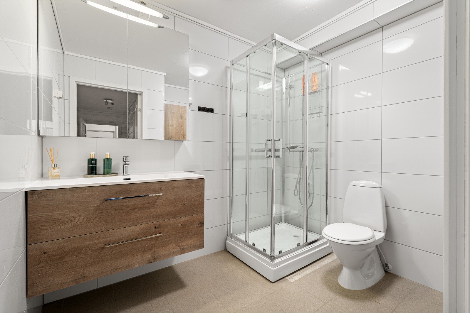 Lyst og moderne baderom i sokkeletasjen. Galleribilde