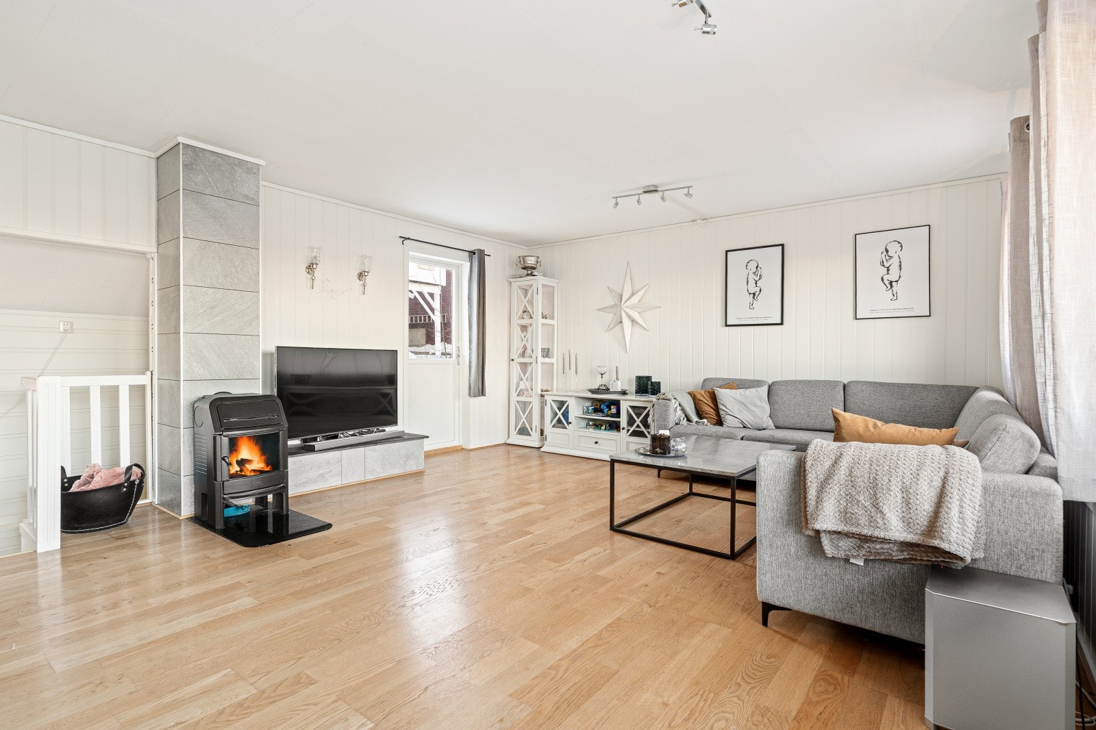 Stuen har et areal på hele 29 kvm og har flere møbleringsmuligheter. Galleribilde