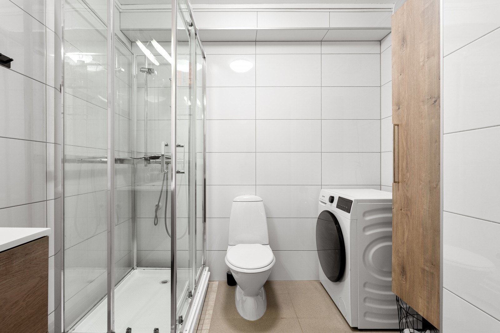 Baderommet ble oppgradert i 2021 og har varme i gulv. Galleribilde