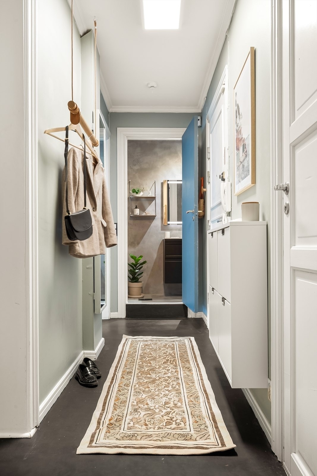 Entréen byr på plass til å henge fra seg yttertøy og sko. Galleribilde