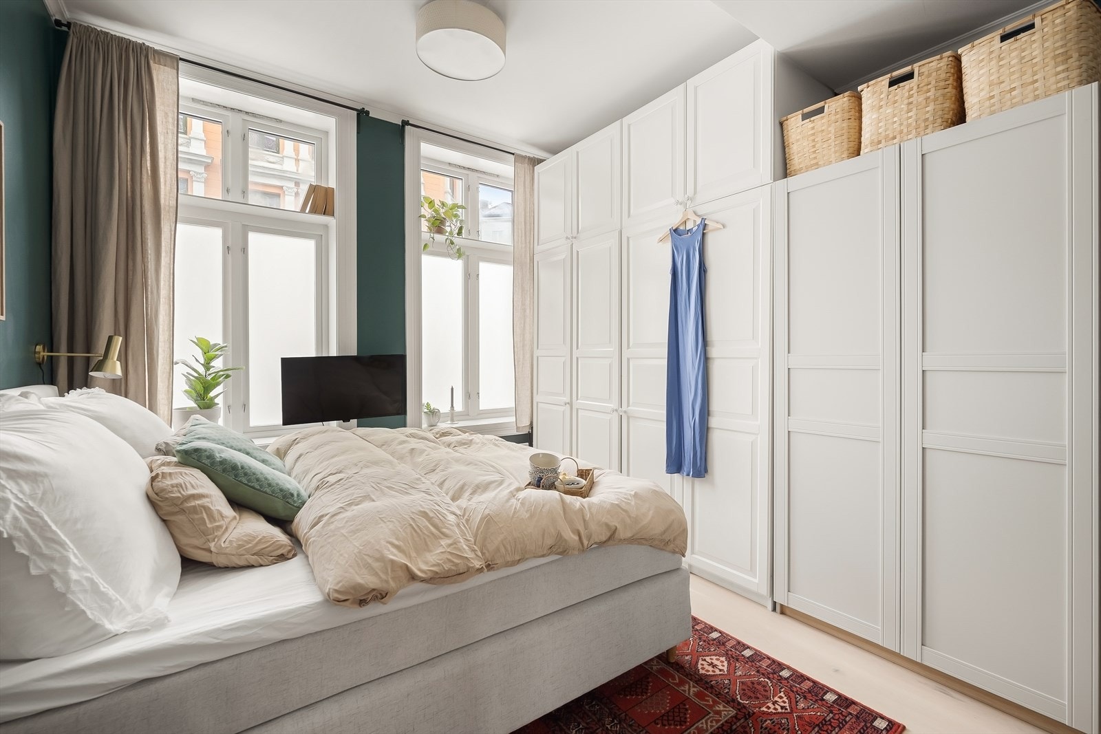 Det er rikelig med skapplass i garderobeskapene som medfølger. Galleribilde