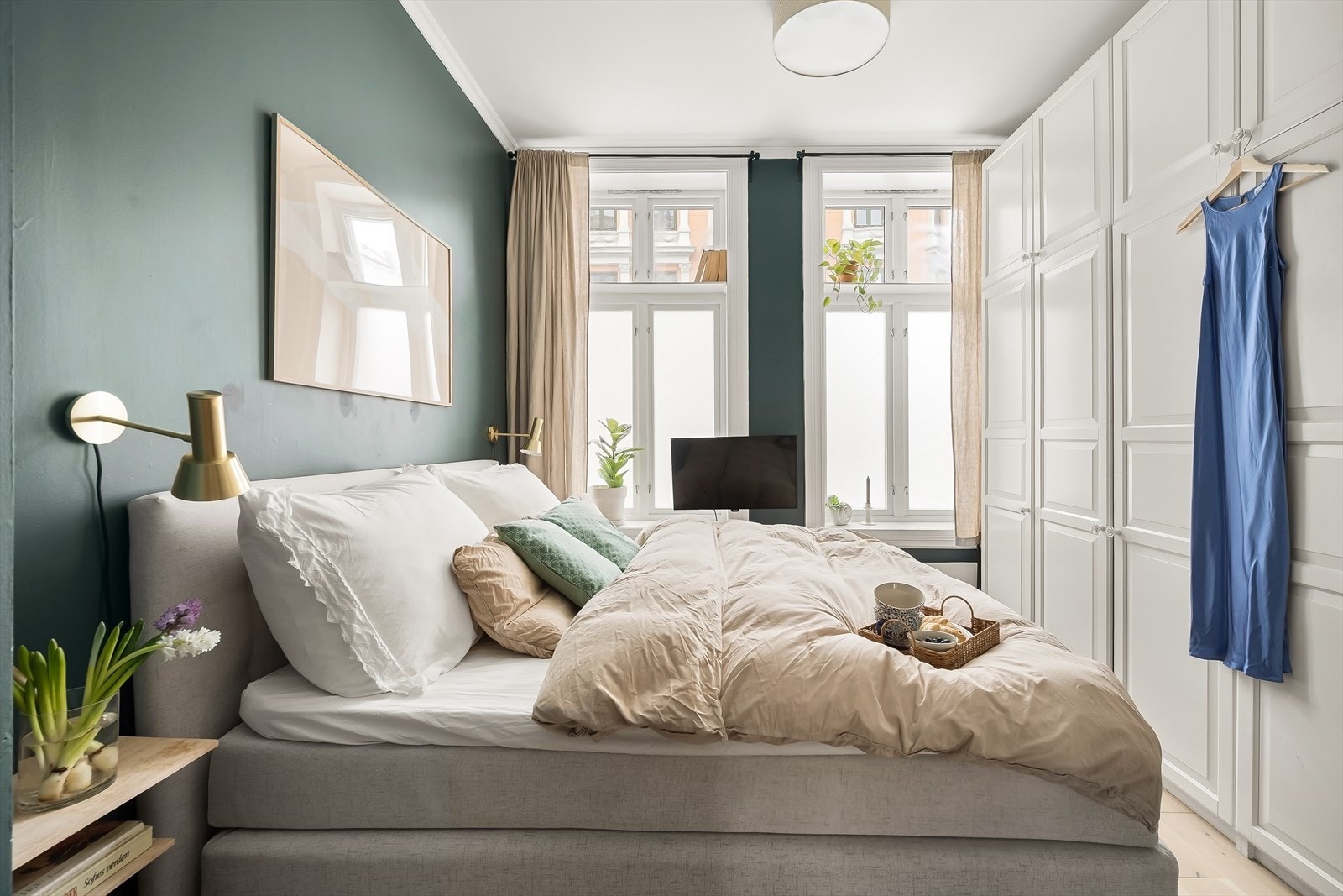 Store vindusflater sikrer gode lysforhold og skaper en luftig atmosfære. Galleribilde