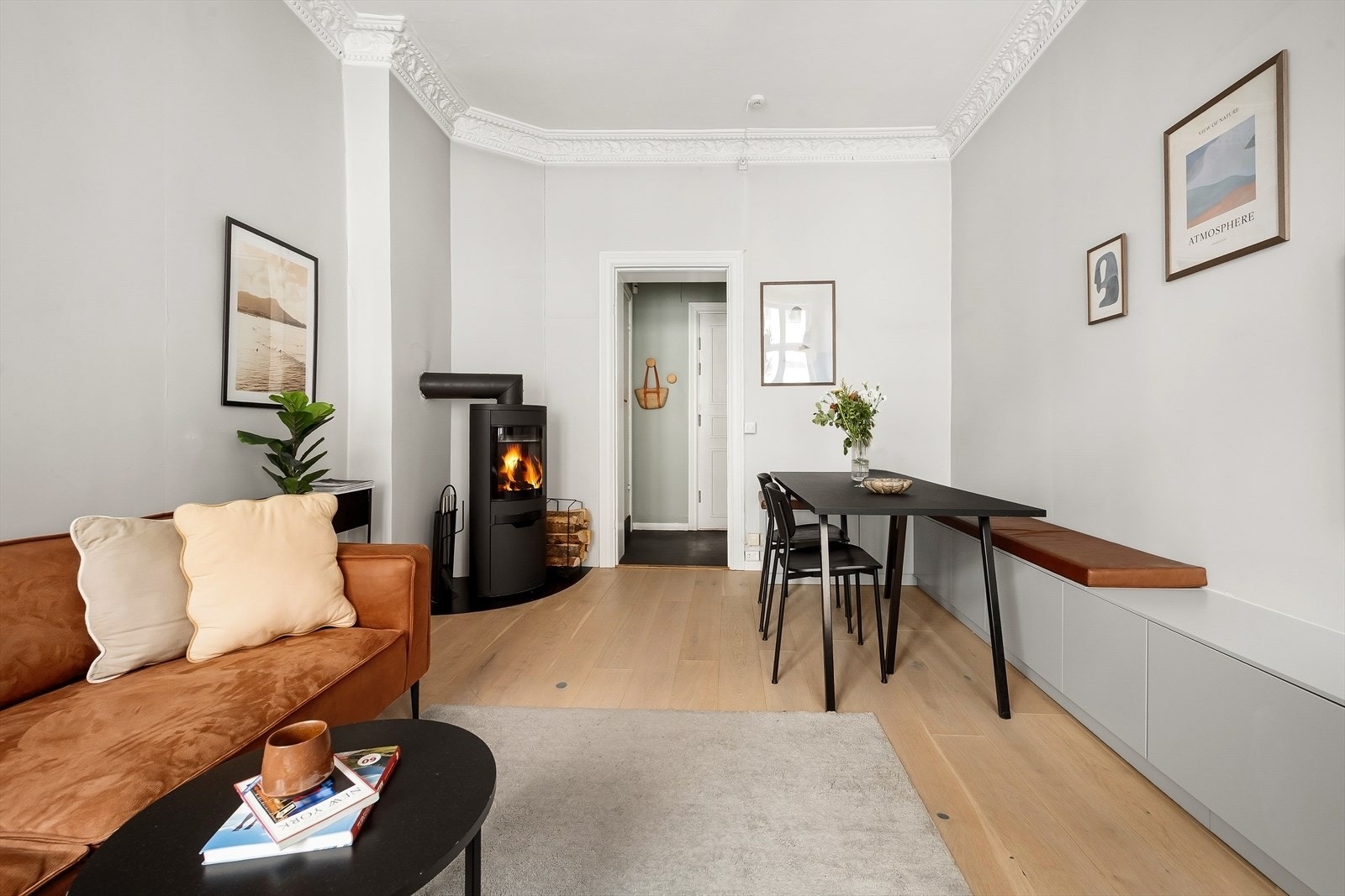 Overflater er malt i en delikat fargetone, som skaper en lys og harmonisk atmosfære og gjør det enkelt å innrede etter eget ønske. Galleribilde