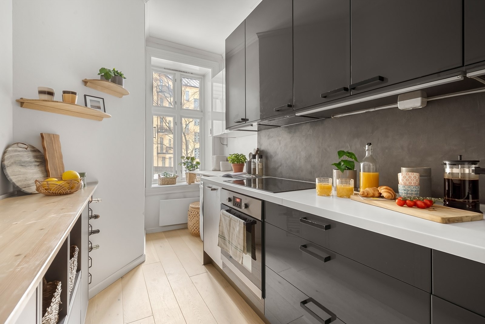 Boligen har en gjennomgående planløsningen og består av separat kjøkken, stue med vedovn, stort soverom samt bad og separat toalettrom. Galleribilde